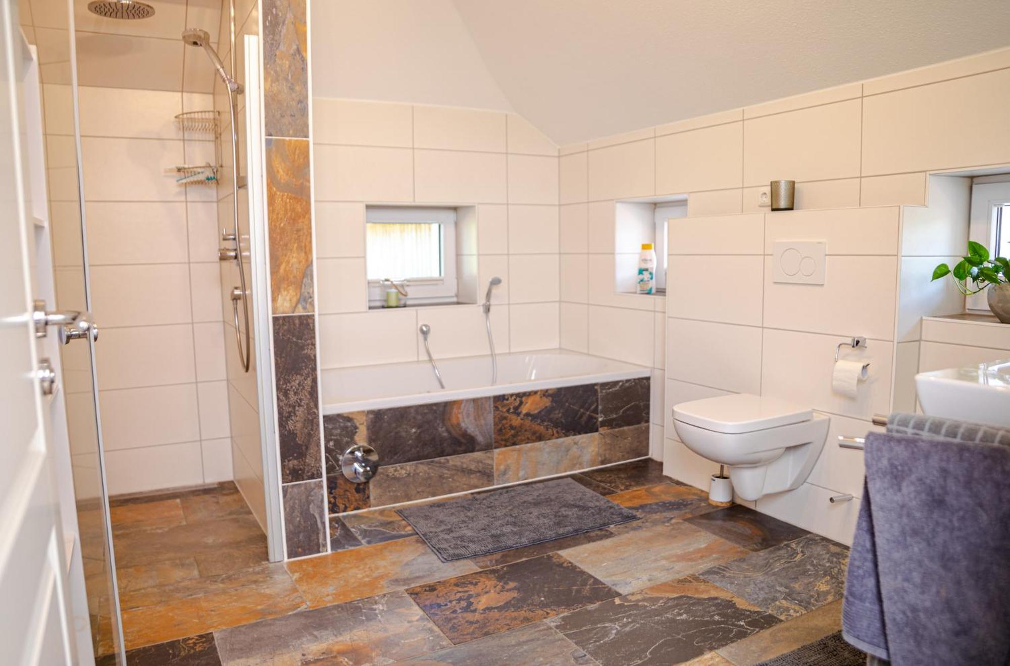Three-Bedroom Apartment With Shower photo 2