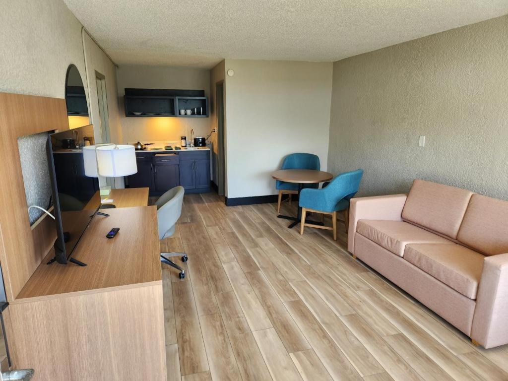 Suite with Two Queen Beds - Non-Smoking - Photo 2