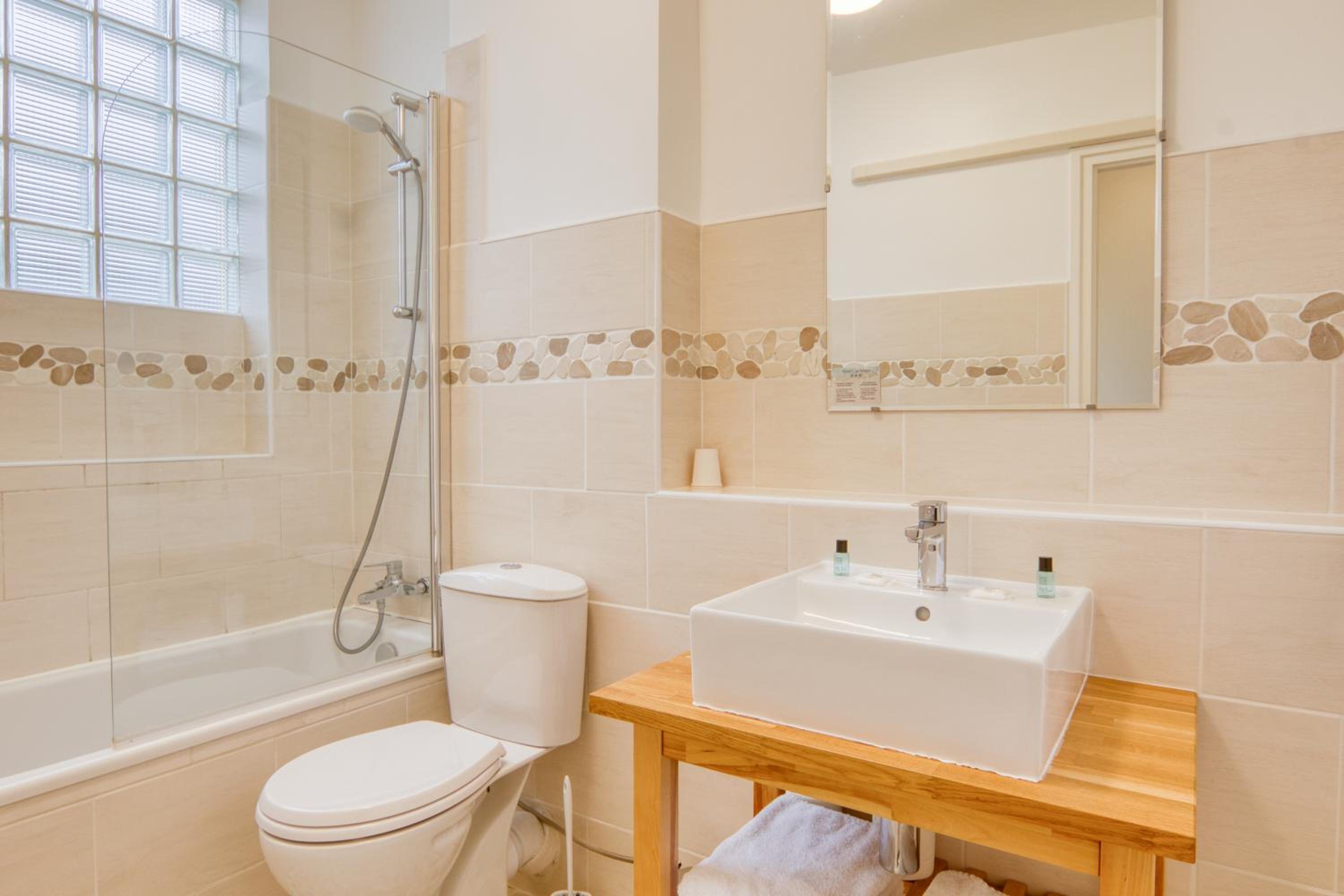 Double Room with Balcony - Photo 9