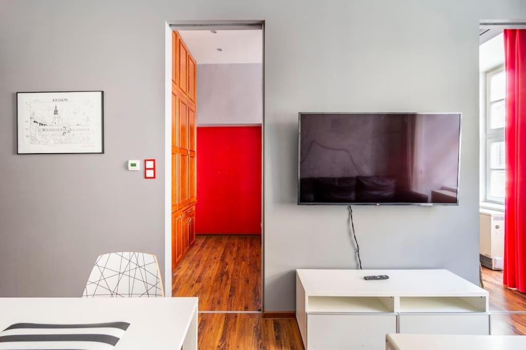 One-Bedroom Apartment - Photo 2