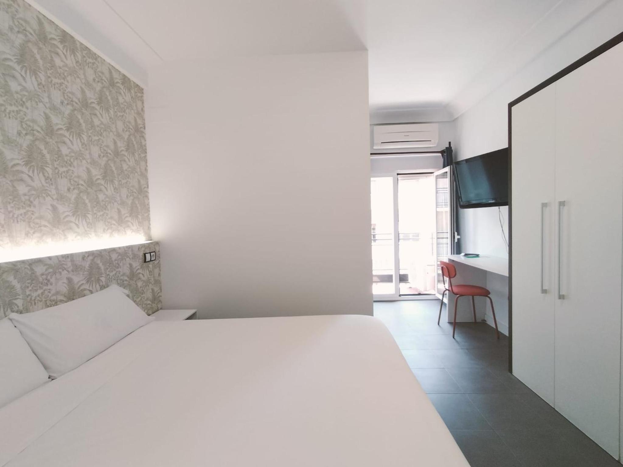 Double Room with Balcony - Photo 6