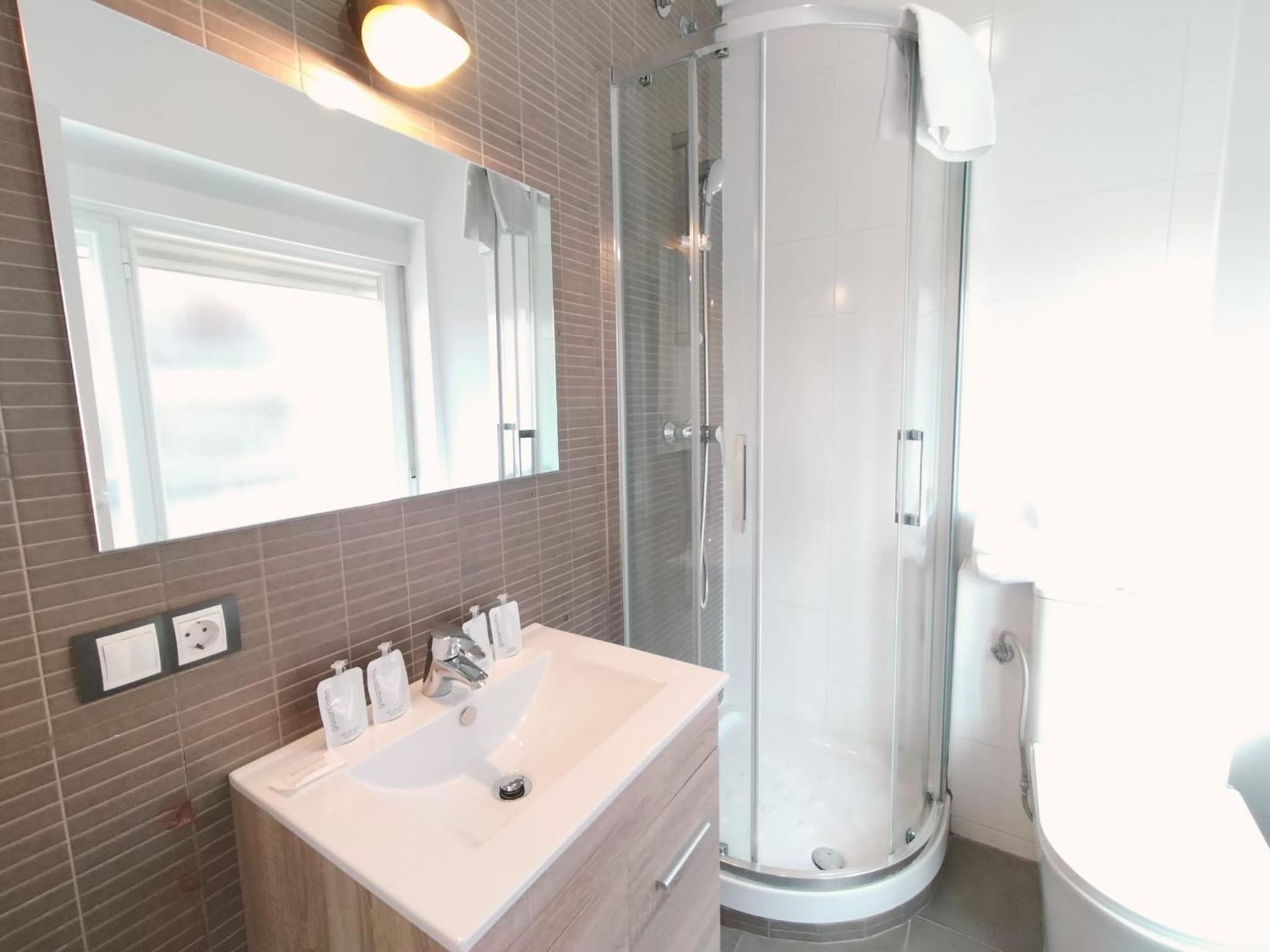 Double Room with Balcony - Photo 8