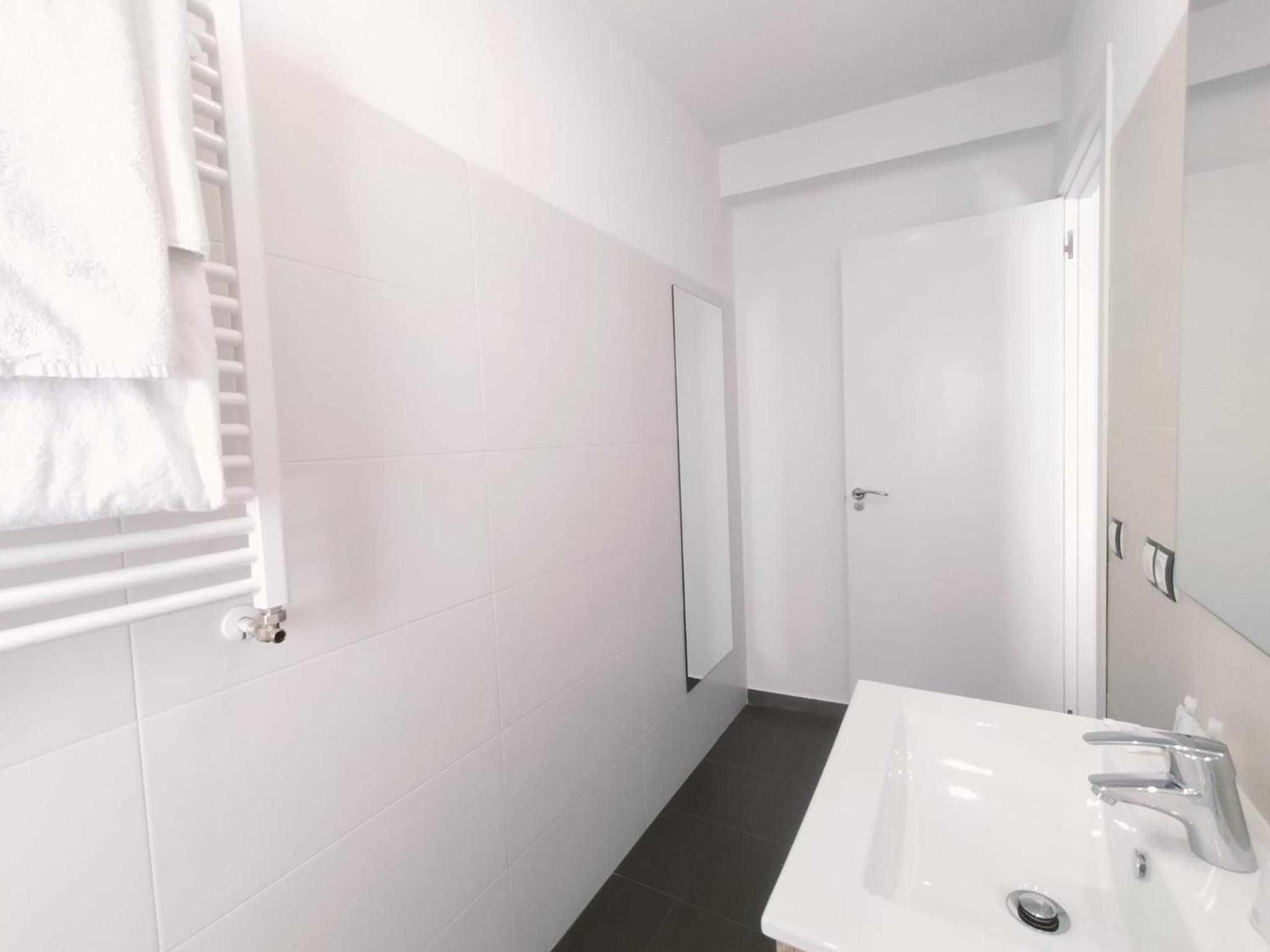 Double Room with Balcony - Photo 9