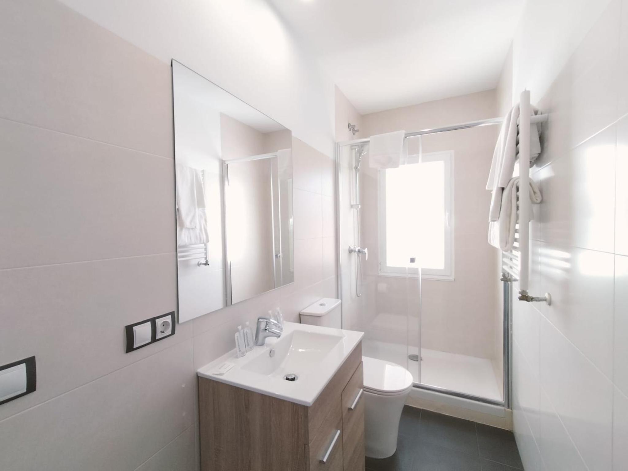 Double Room with Balcony - Photo 10