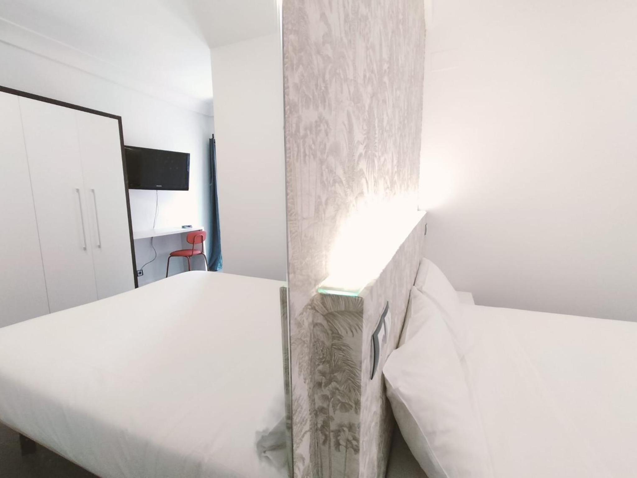 Double Room with Balcony - Photo 4