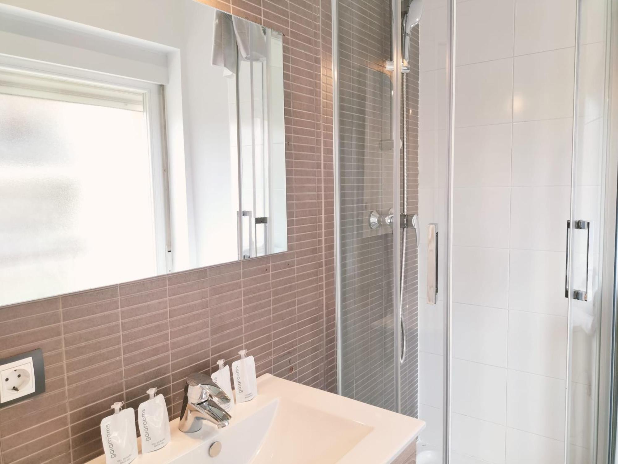 Double Room with Balcony - Photo 11