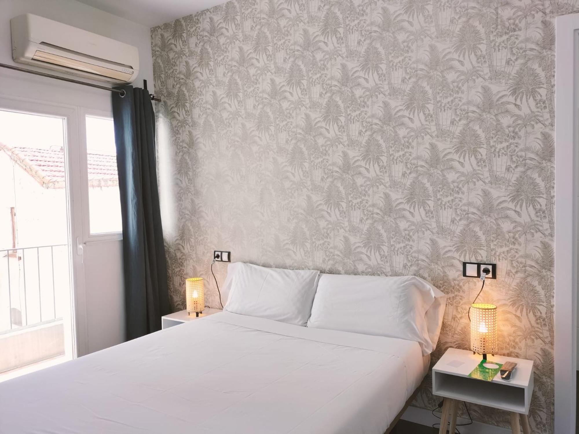 Double Room with Balcony - Photo 2