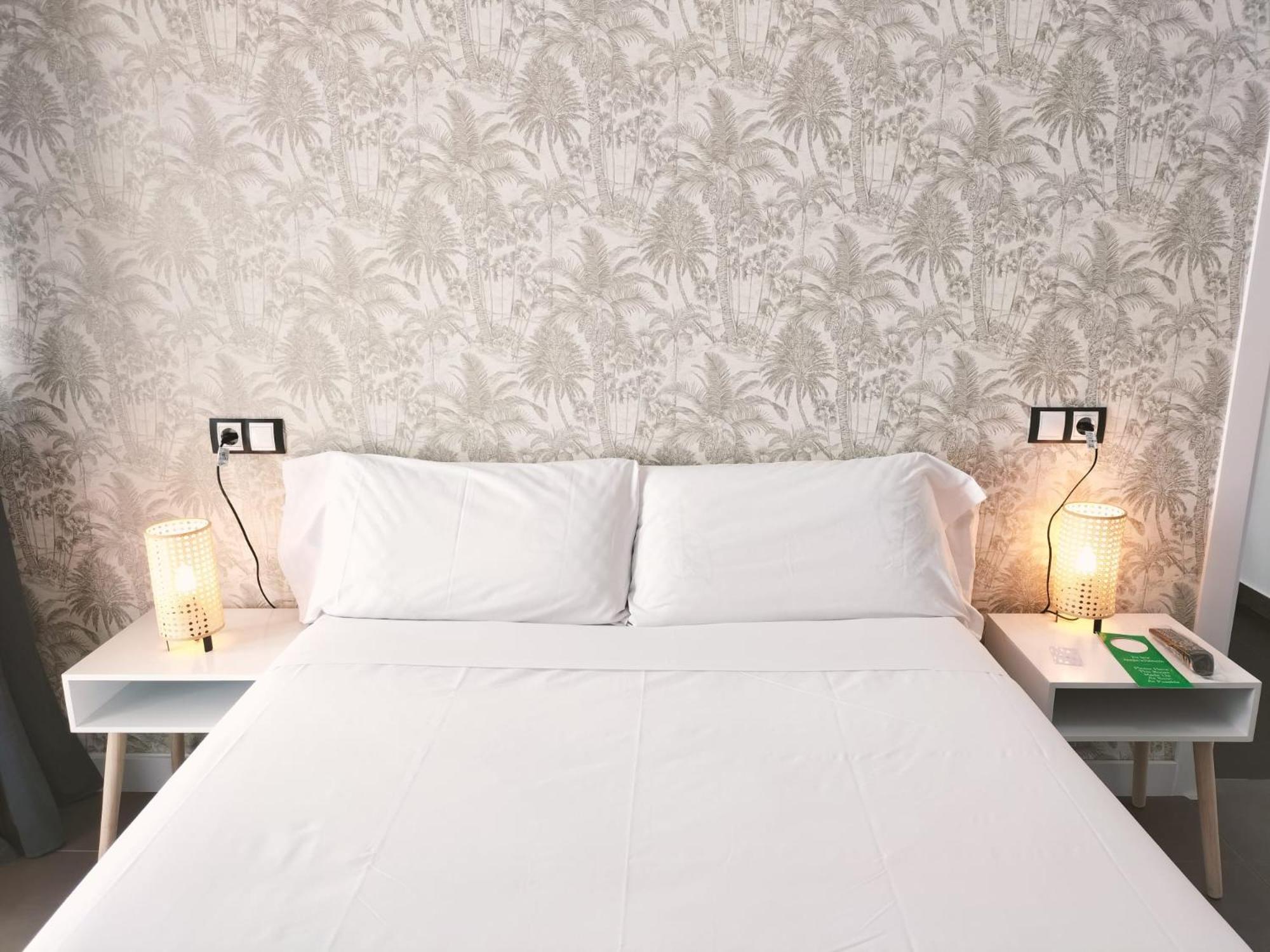 Double Room with Balcony - Photo 3