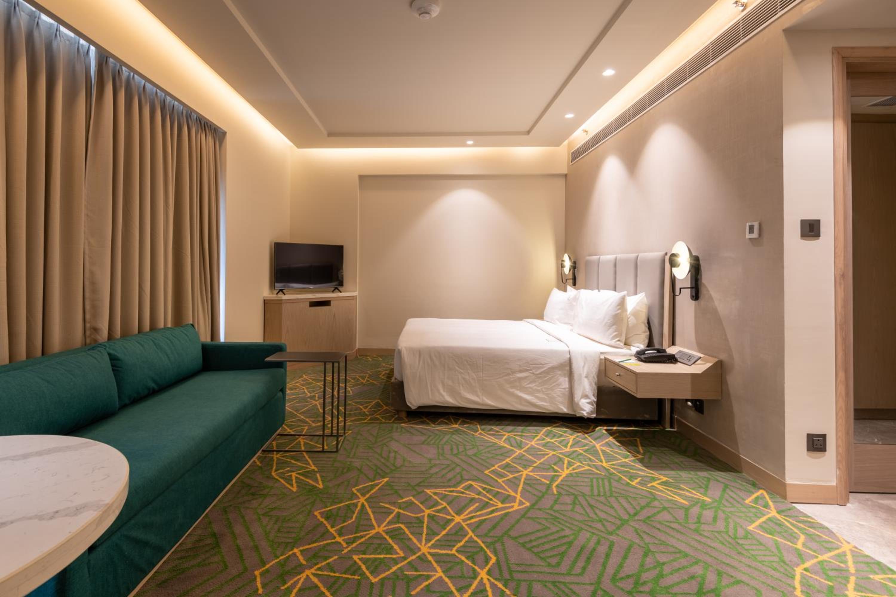 Premium King Room - Photo 7