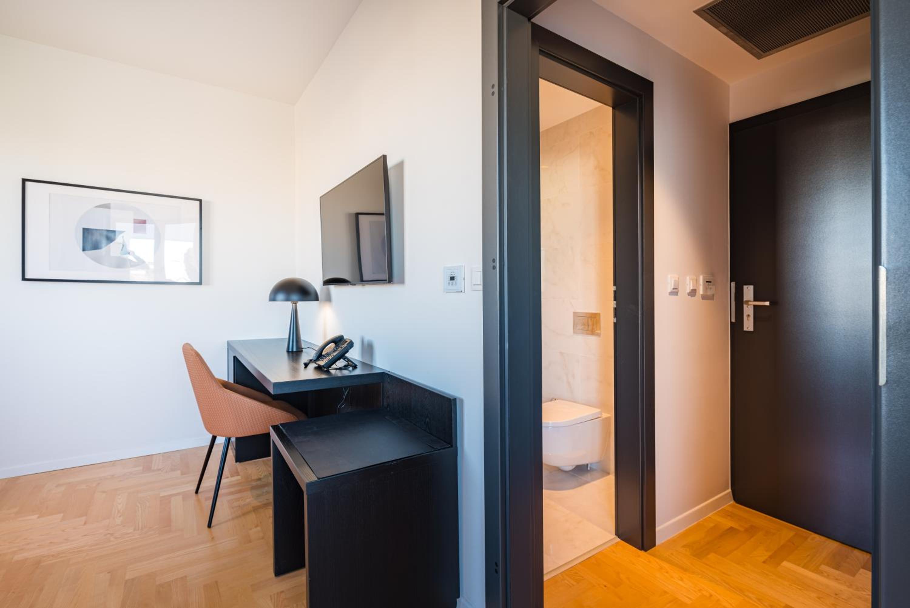 Suite with Balcony - Photo 3