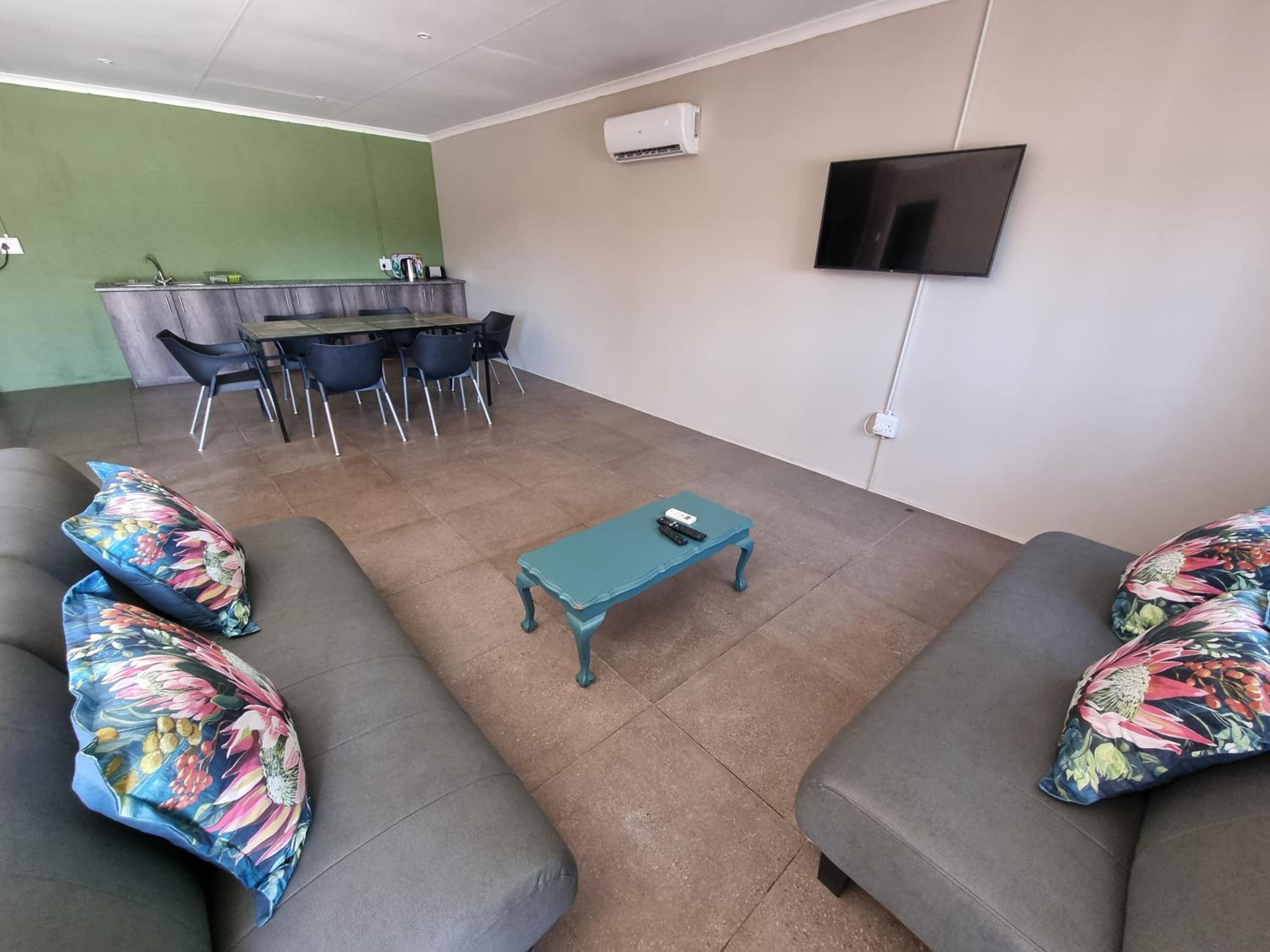 Deluxe Family Suite - Photo 6