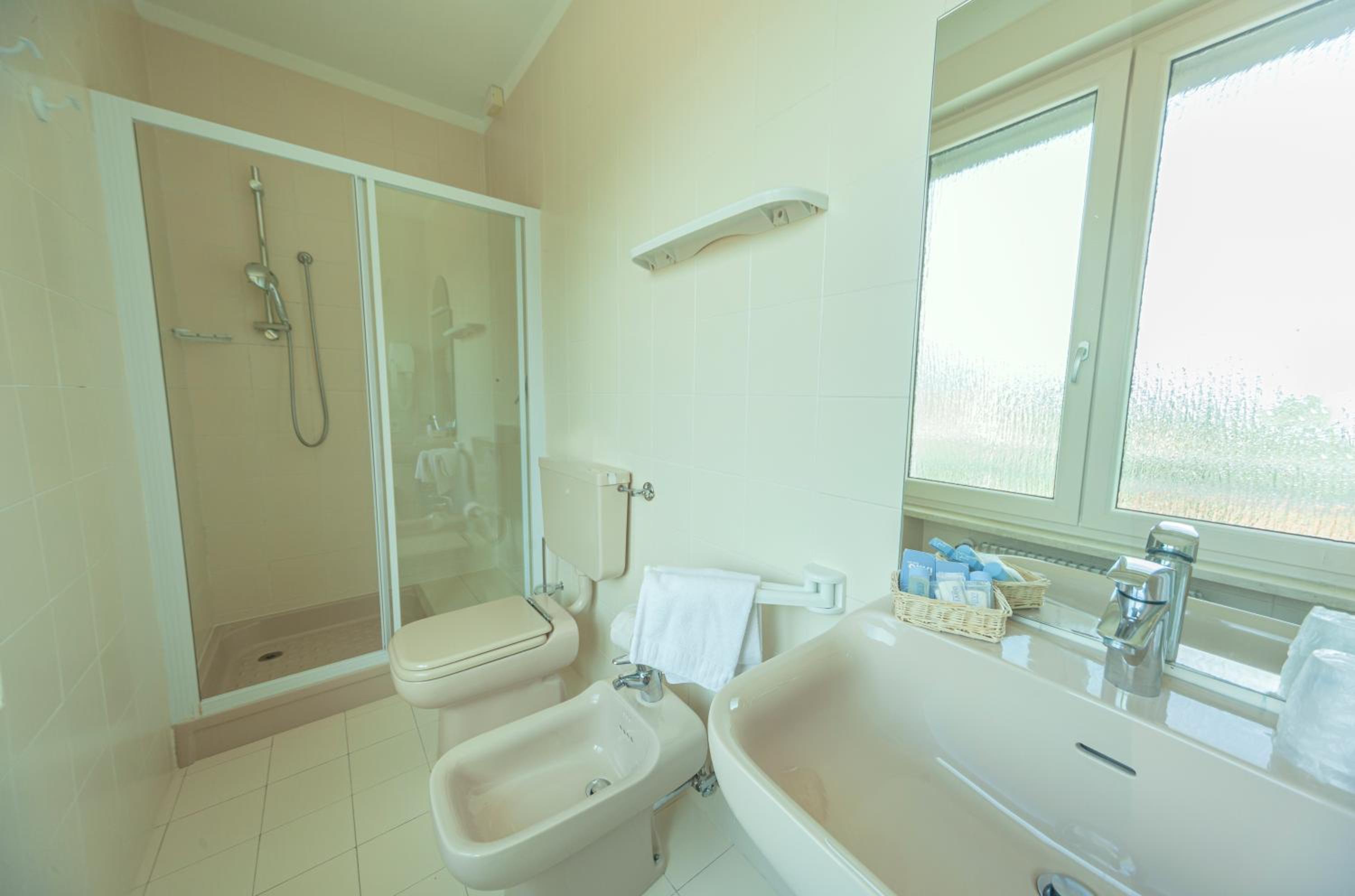 Standard Double or Twin Room - Photo 2