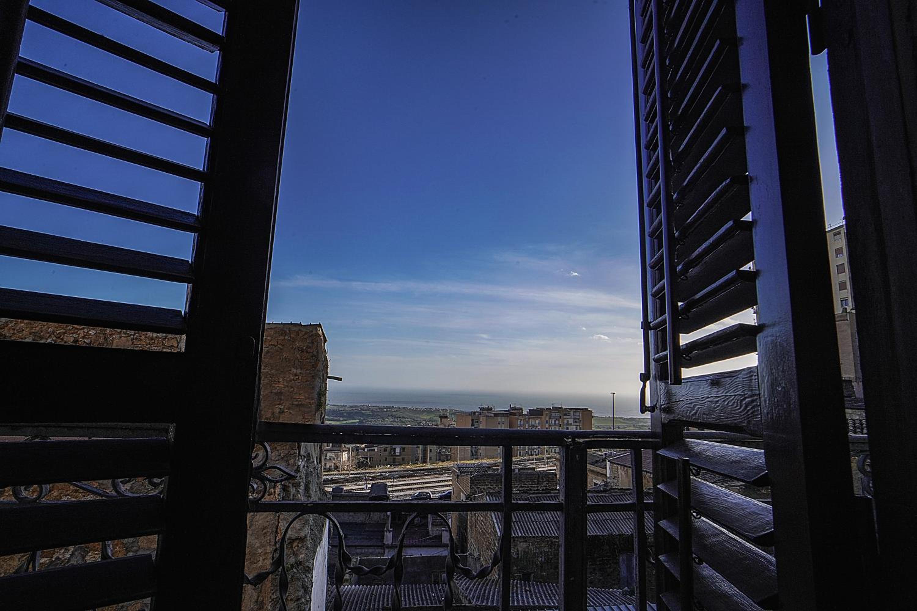Double Room with Balcony and Sea View - Photo 2