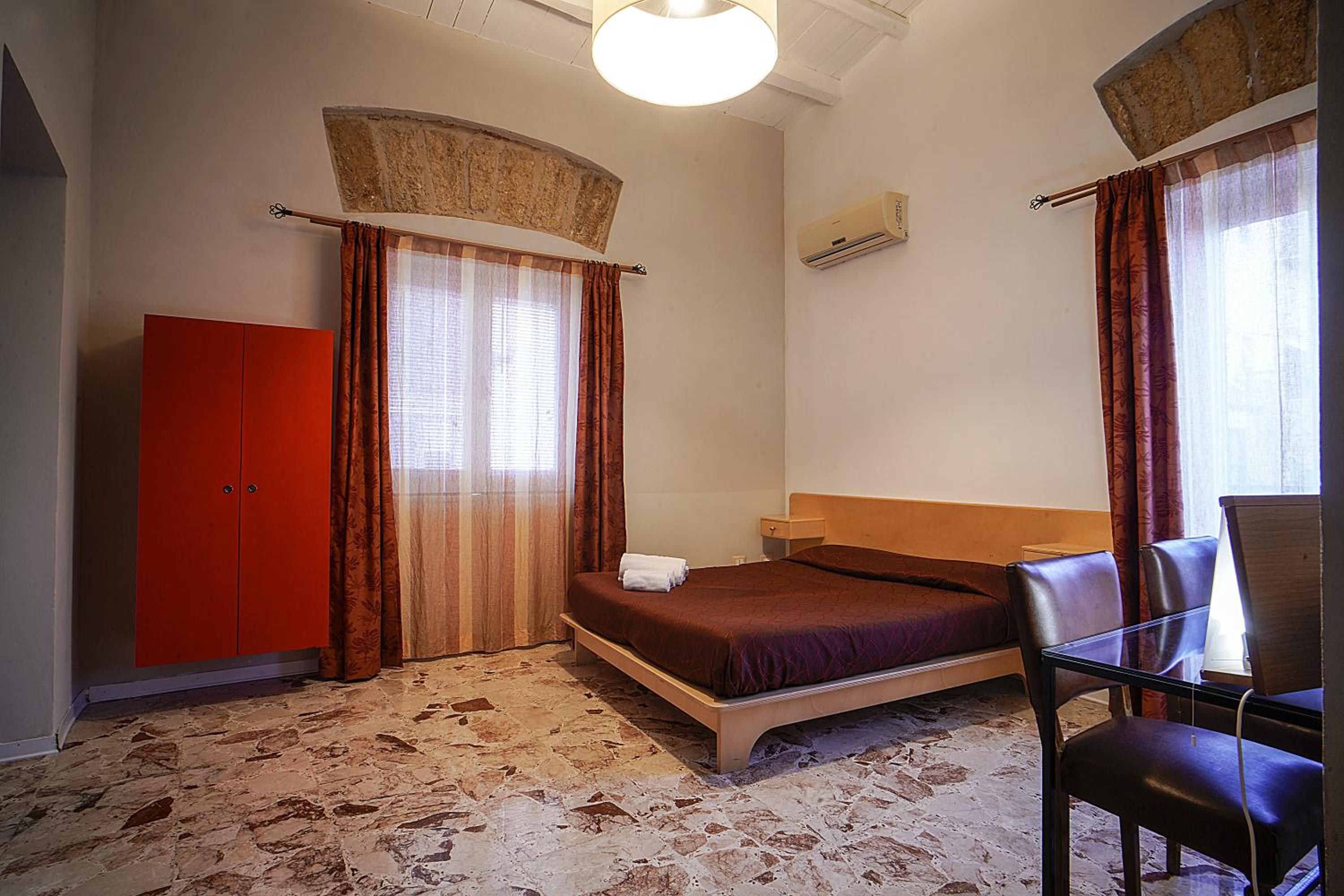 Double Room with Balcony and Sea View - Photo 1