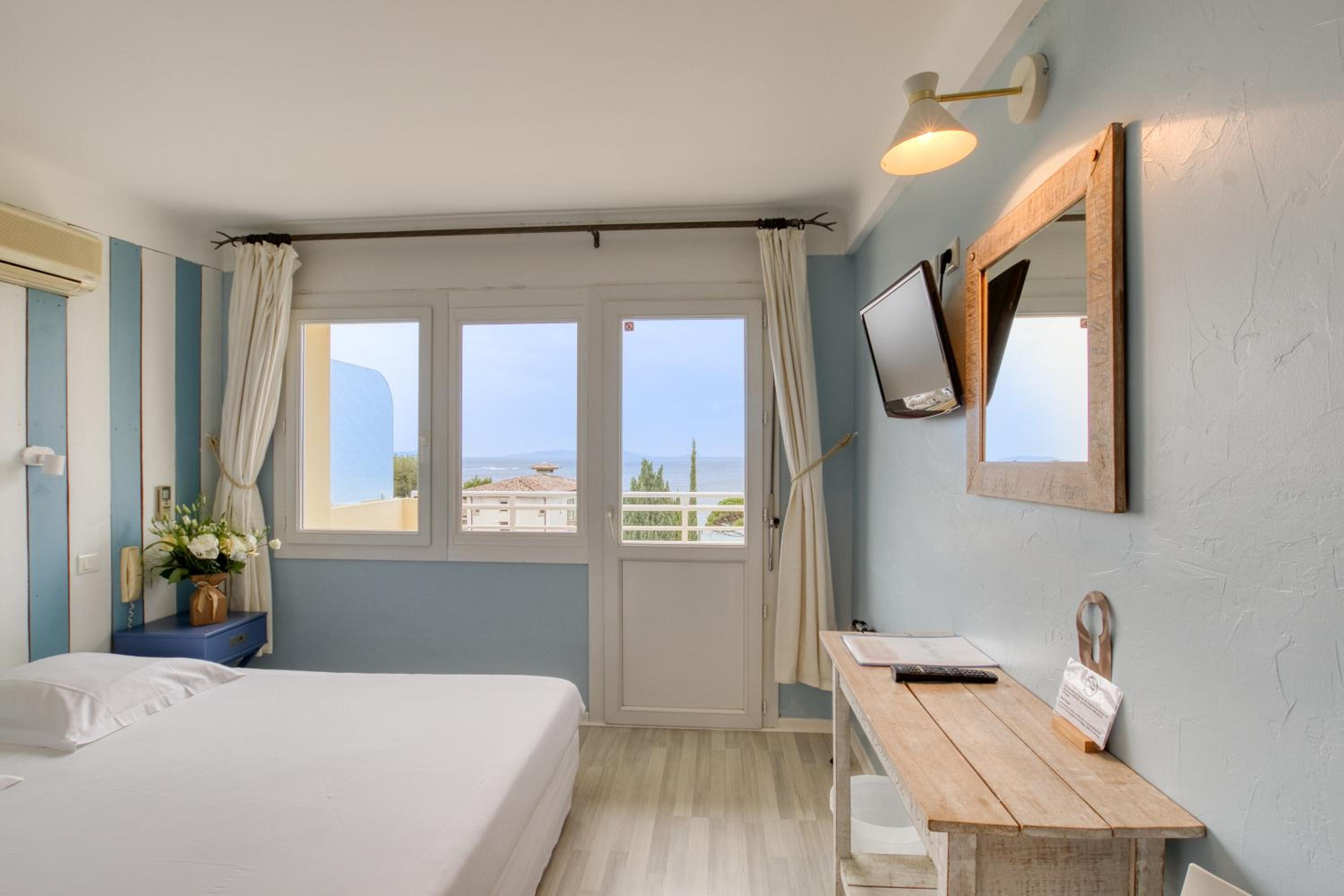 3rd Floor Double Room with Sea View and Balcony photo 1