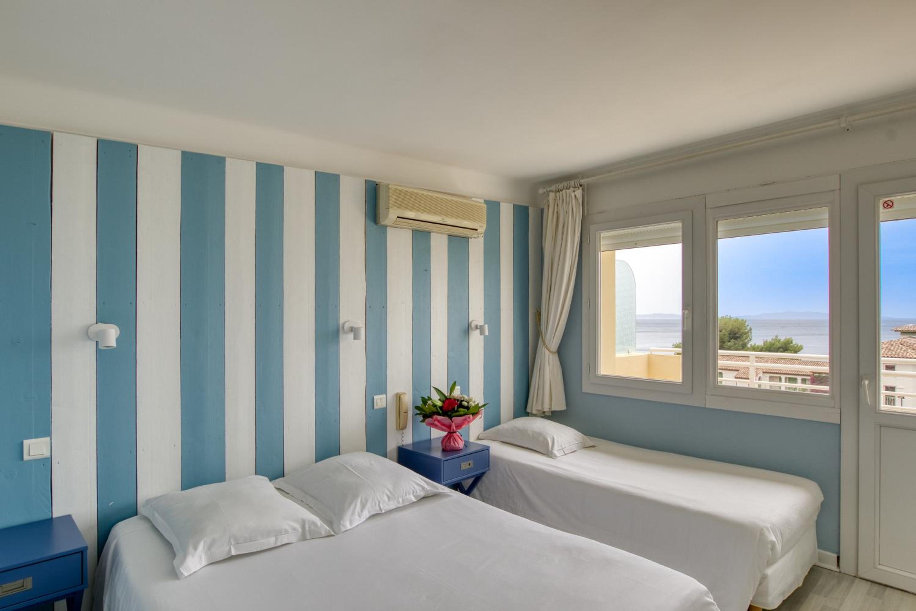 3rd Floor Triple Room with Sea View and Balcony photo 1