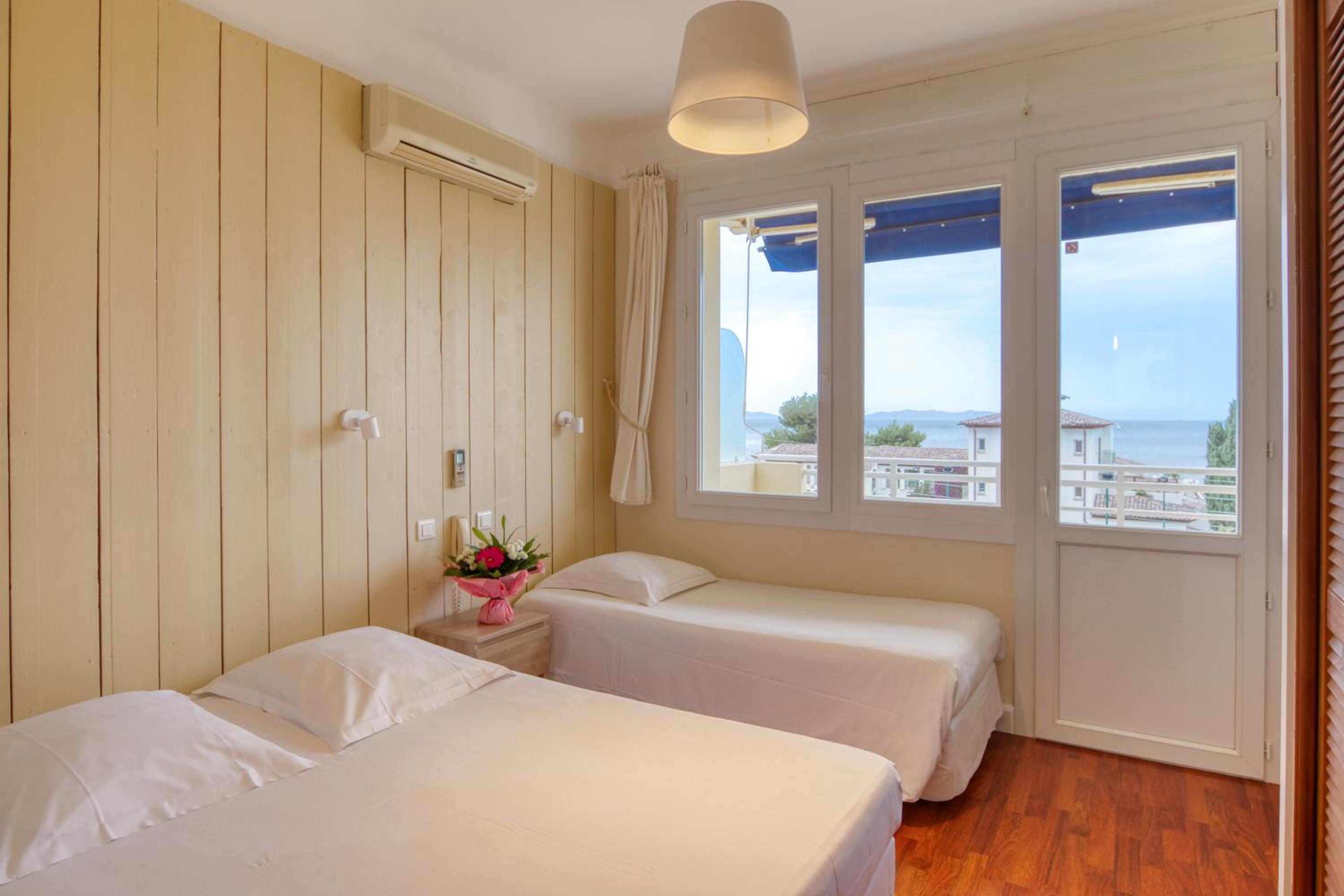 Triple Room with Partial Sea View and Balcony - Photo 1