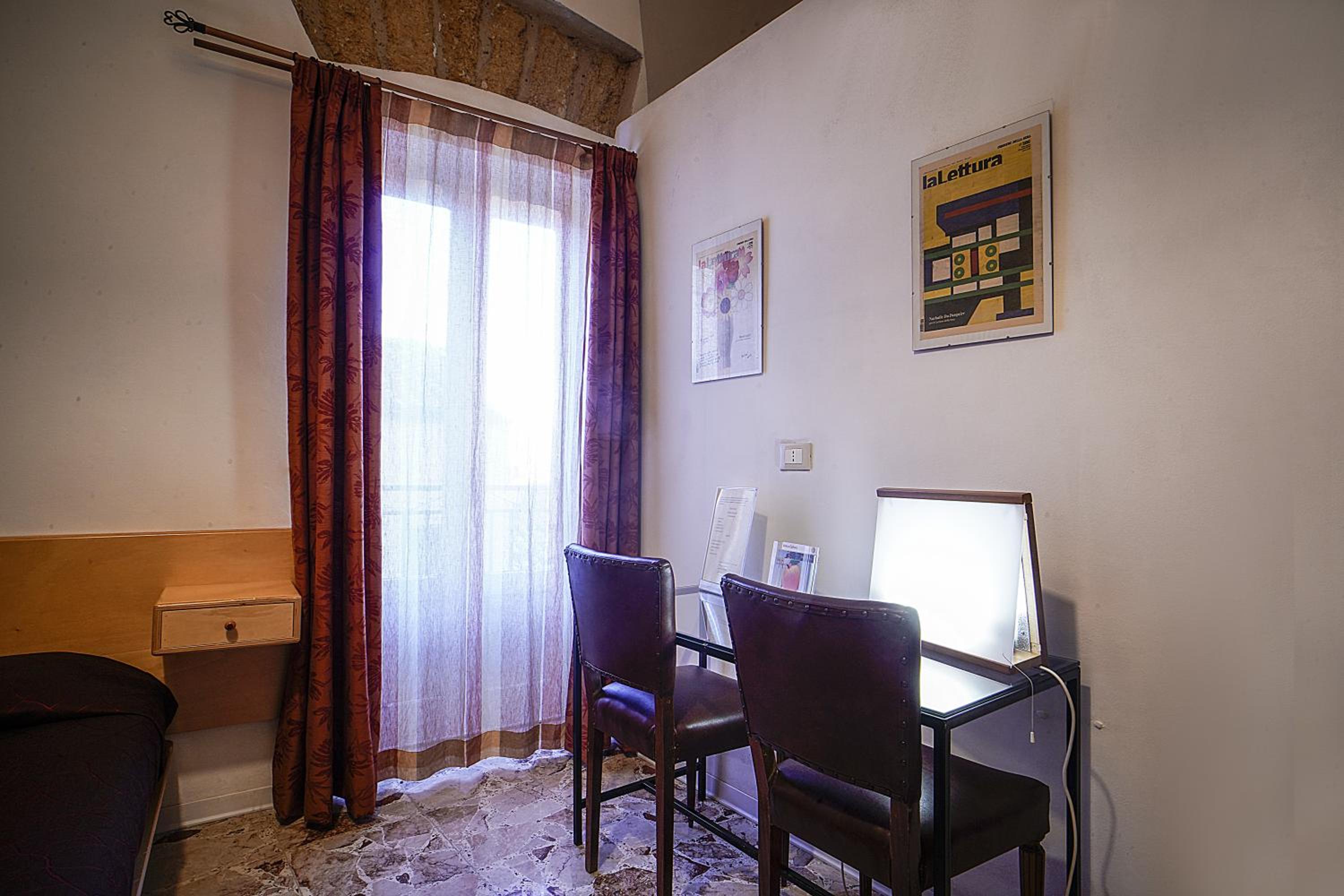 Double Room with Balcony and Sea View - Photo 3