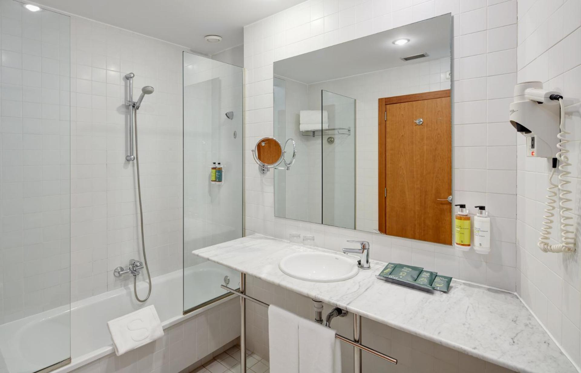 Twin Room - Photo 2