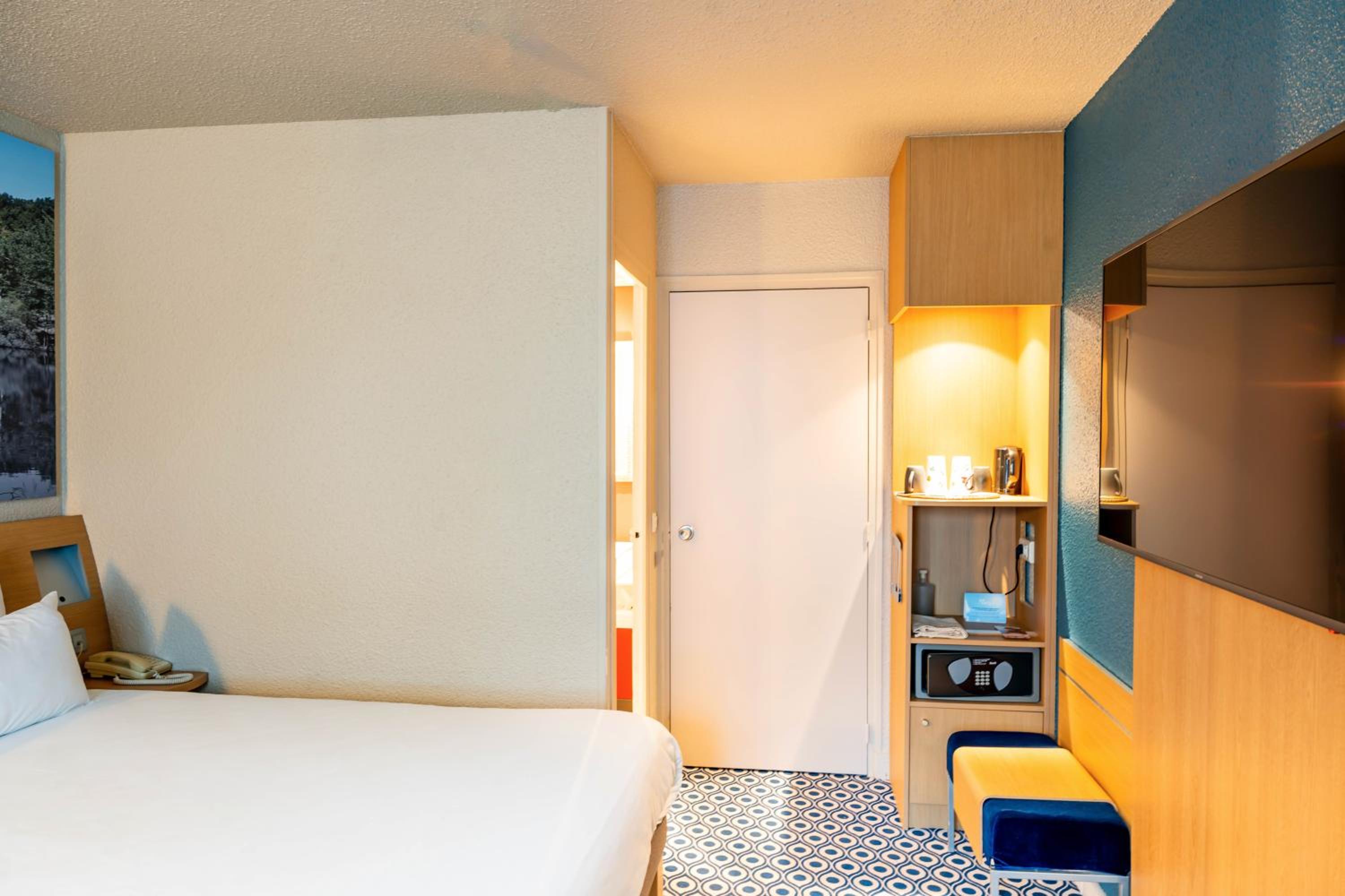 Superior Room with Double Bed and Sofa Bed - Photo 10