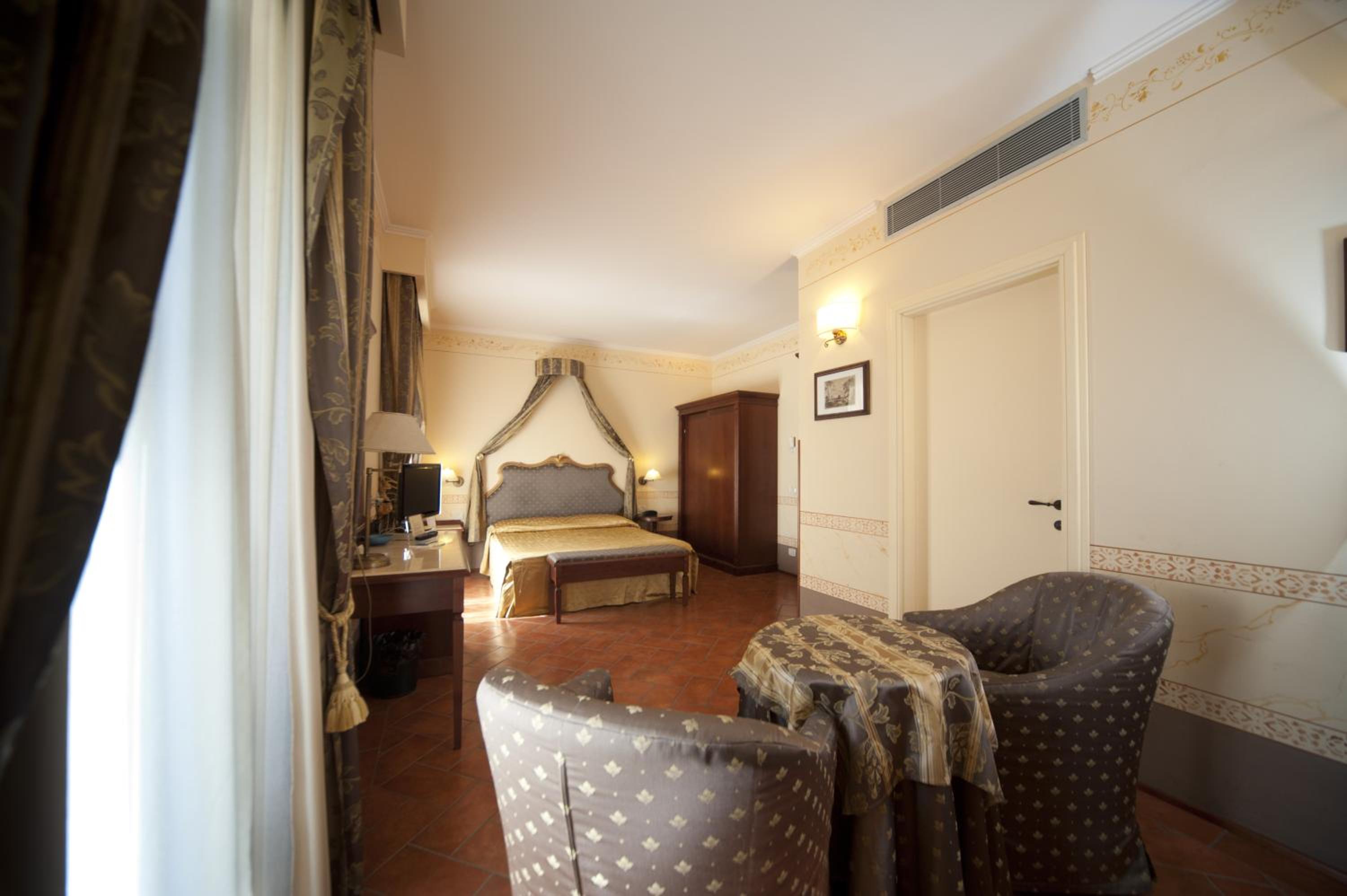 Suite - Photo 1