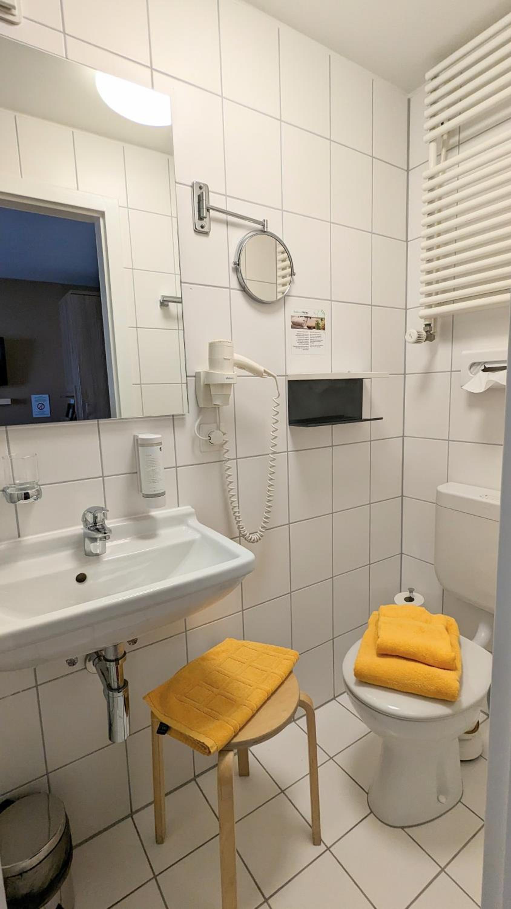Standard Twin Room - Photo 5