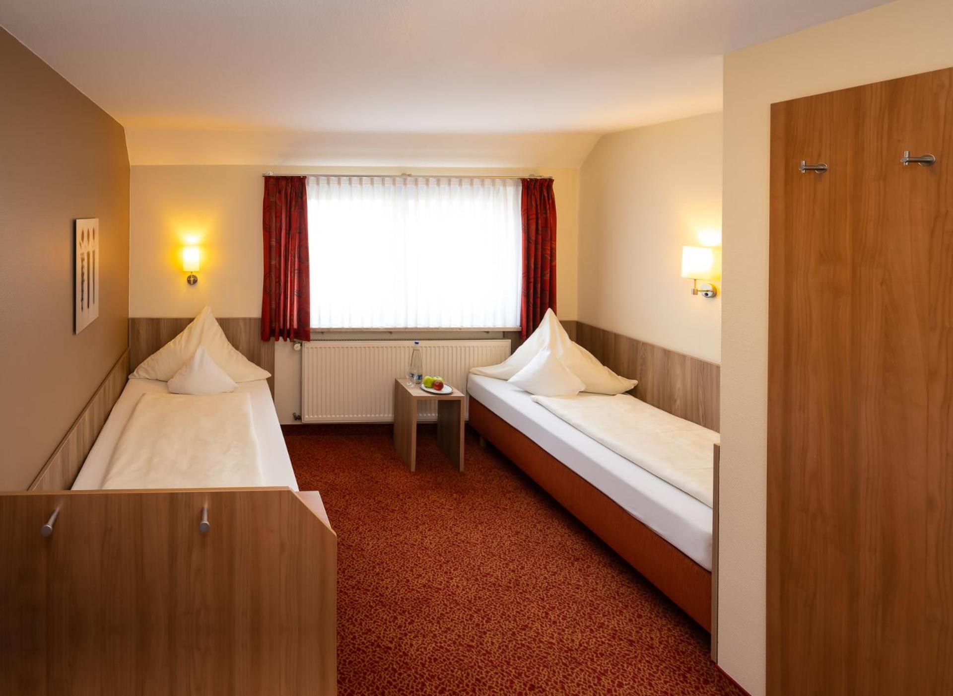 Standard Twin Room - Photo 1