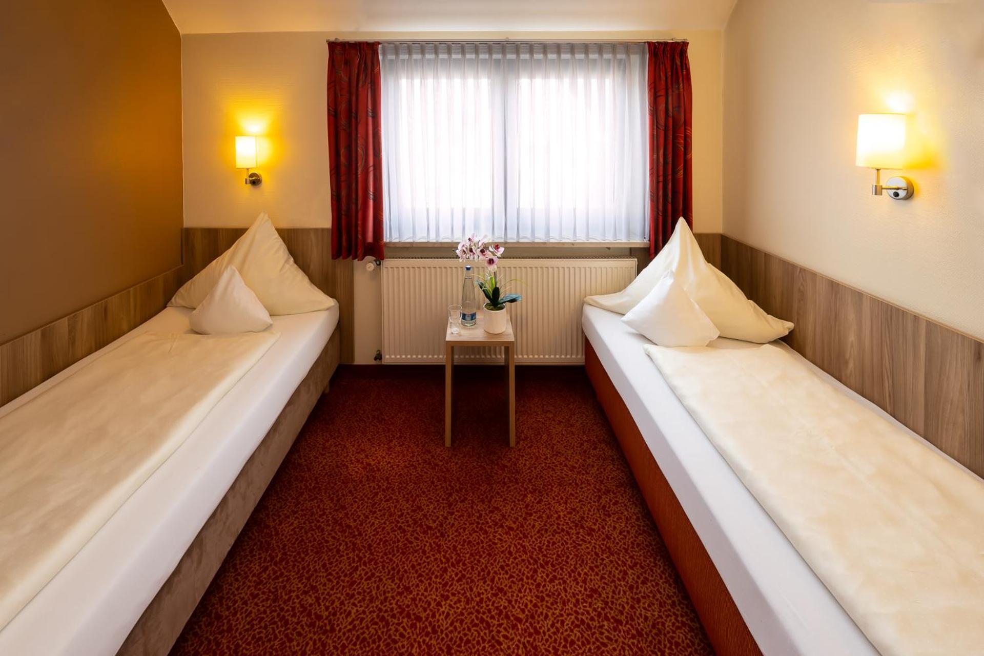 Standard Twin Room - Photo 4
