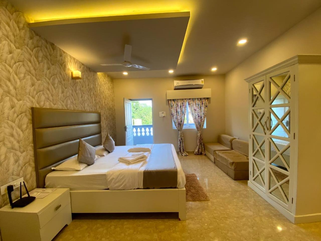 Five-Bedroom House photo 3