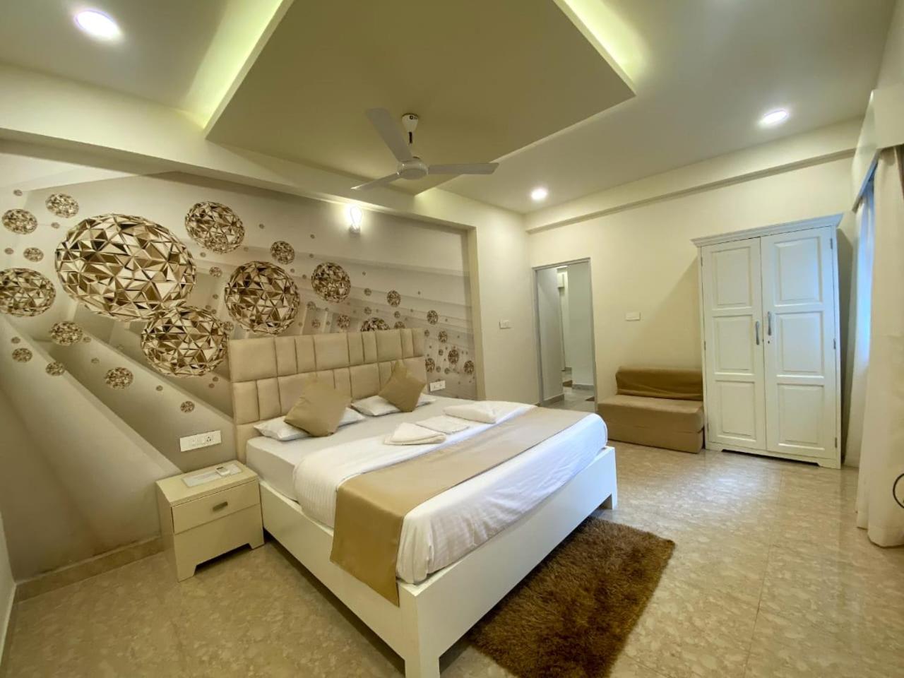 Five-Bedroom House photo 2