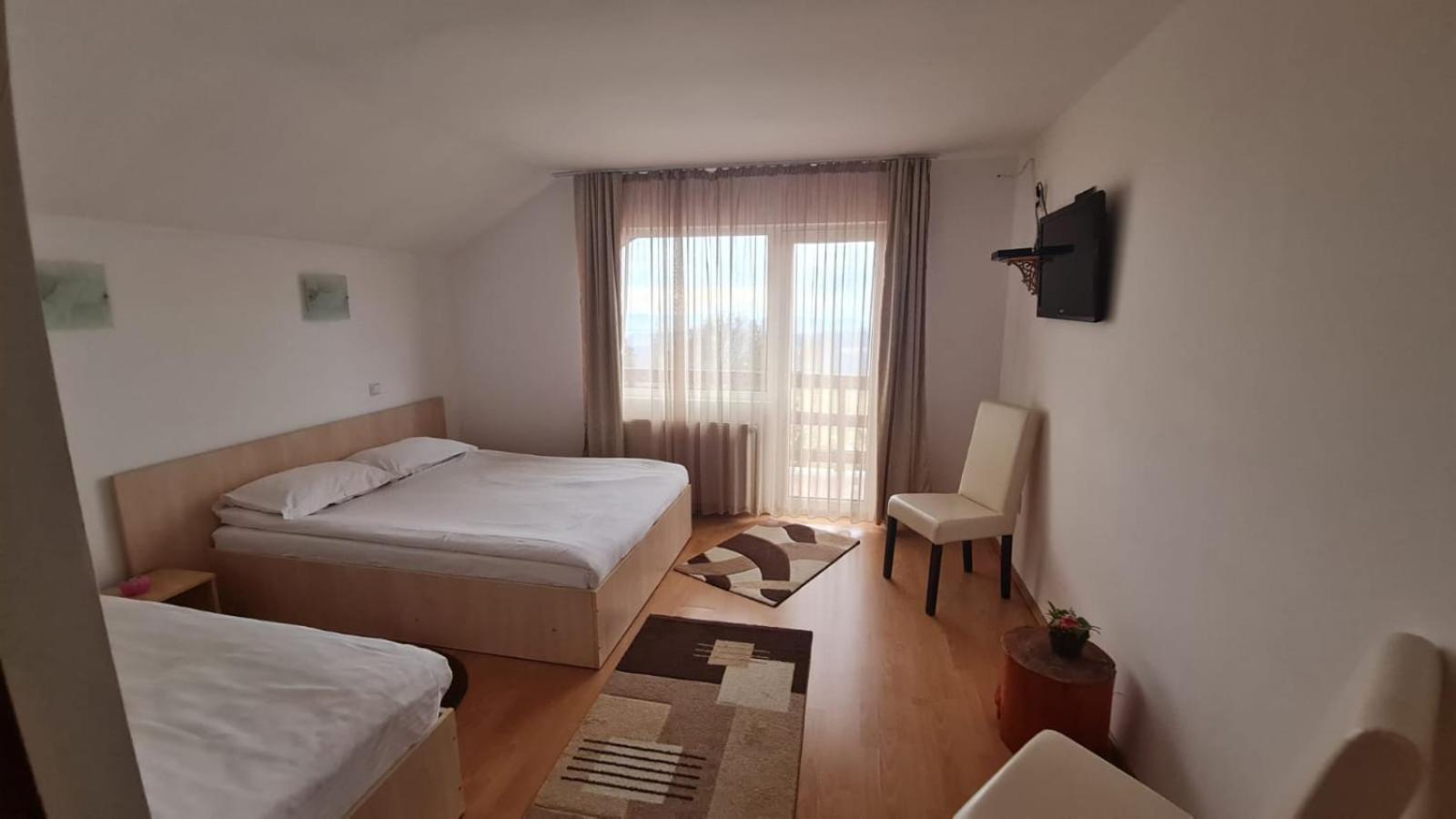 One-Bedroom Apartment with Balcony and Mountain View   photo 1