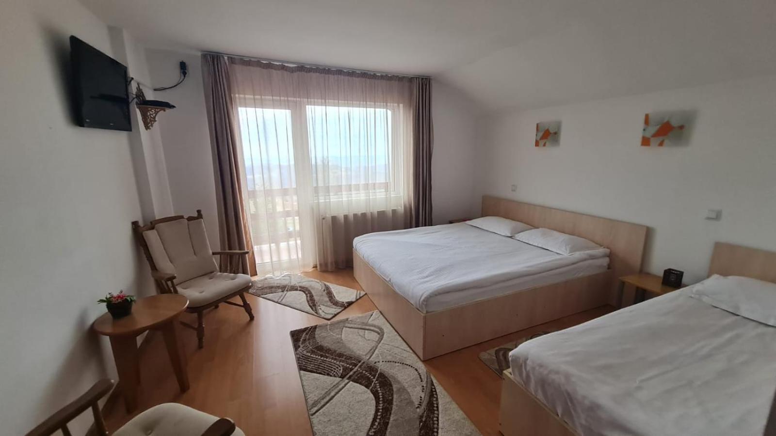 One-Bedroom Apartment with Balcony and Mountain View   photo 3