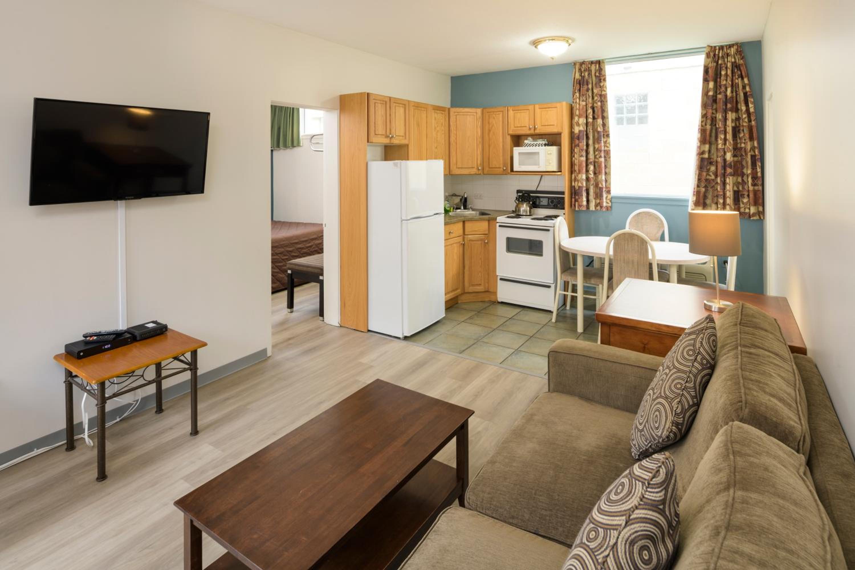 One-Bedroom Queen Suite with Kitchen