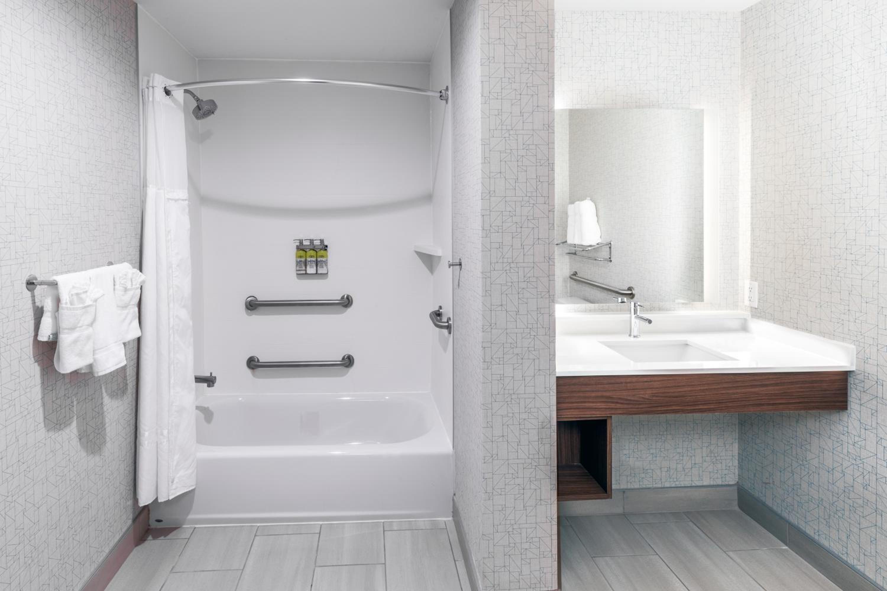 Queen Room with Two Queen Beds and Mobility Accessible Bathtub - Photo 3