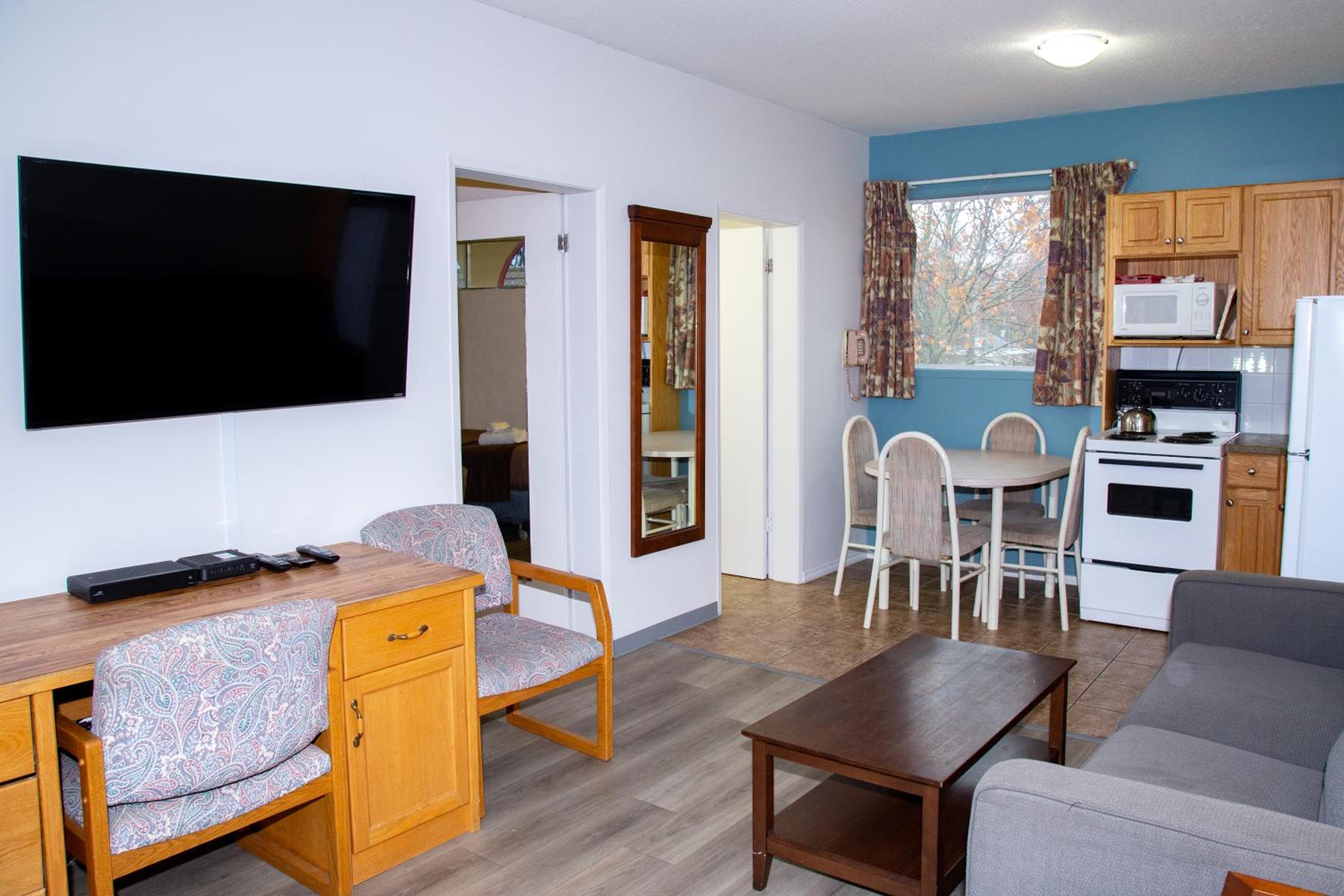 One-Bedroom Suite with Two Double Beds and Kitchen