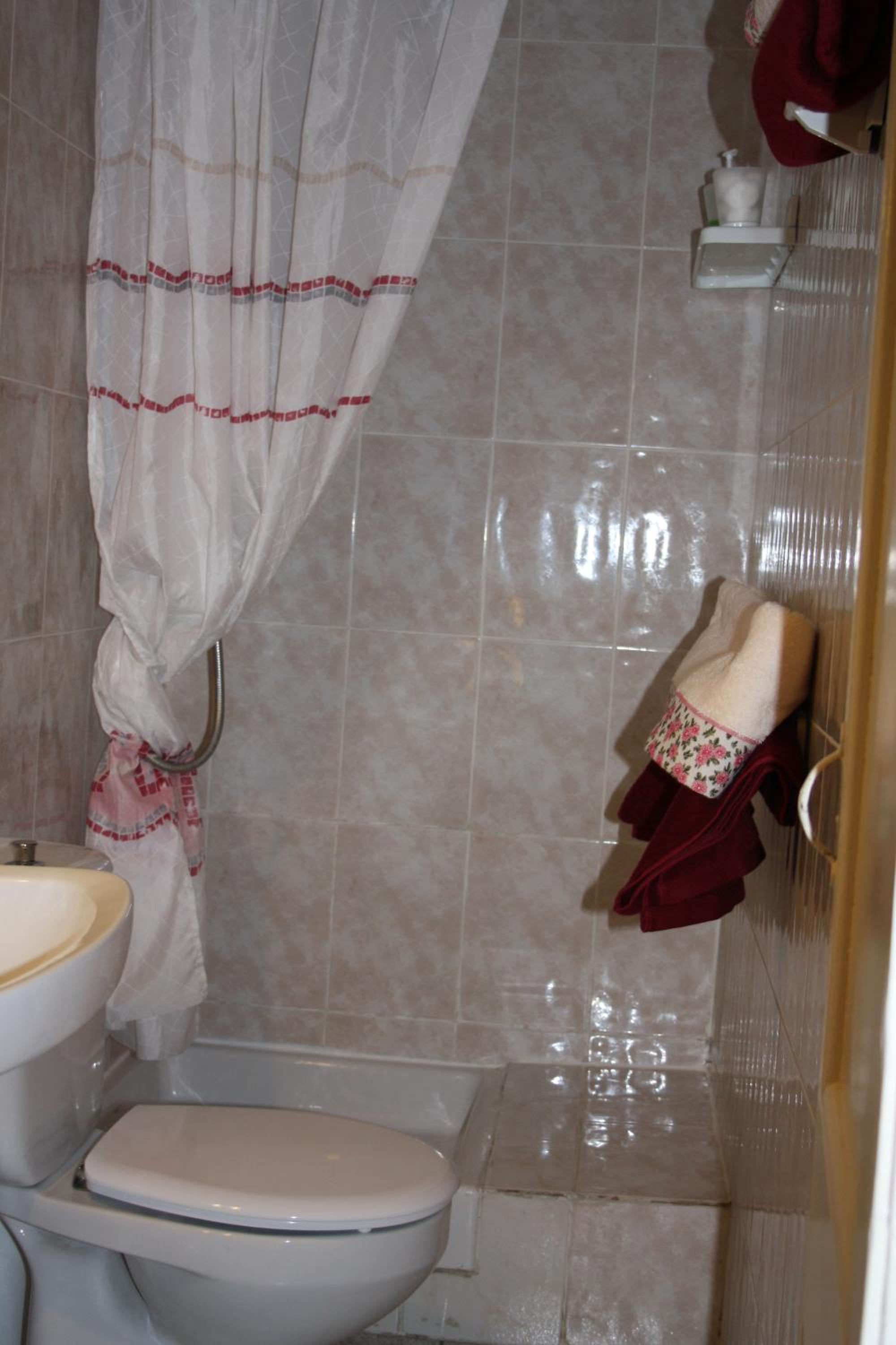 Twin Room with Private Bathroom photo 2