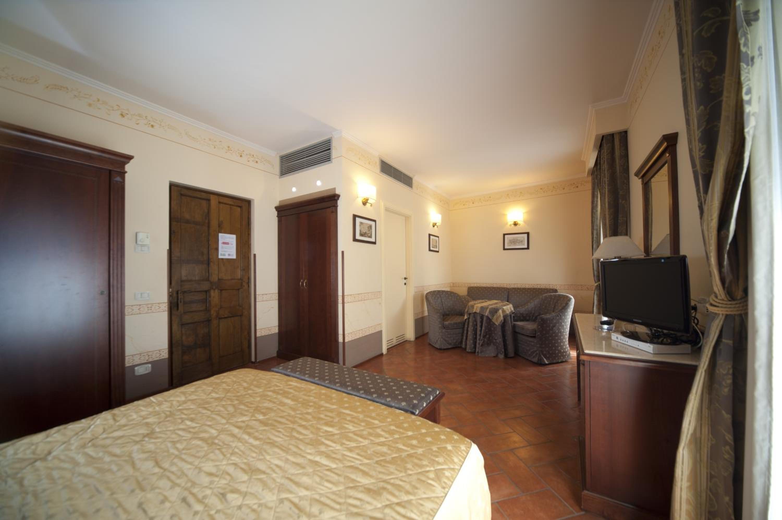 Suite - Photo 3