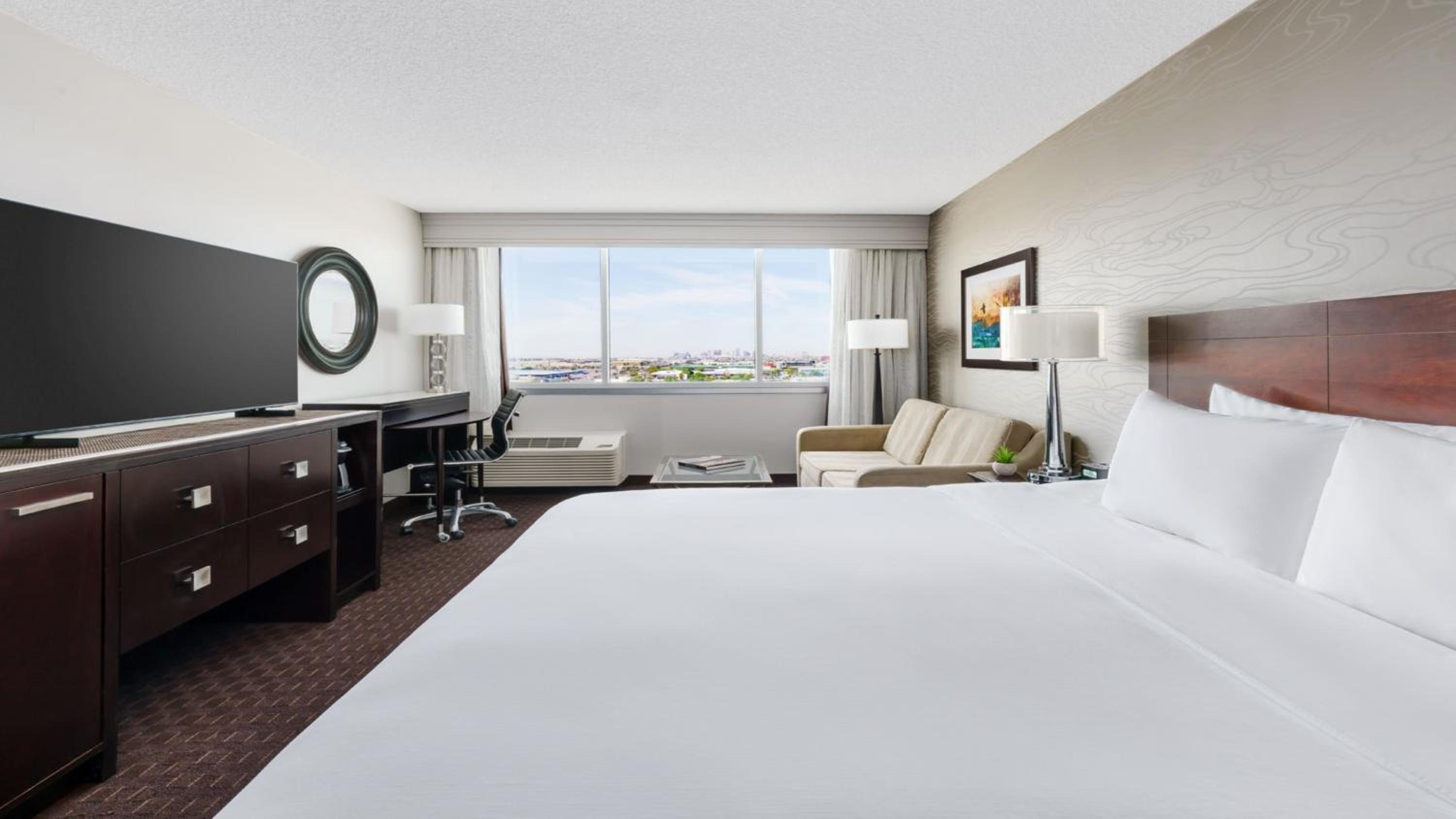 Standard King Room with Sofa Bed - Photo 3