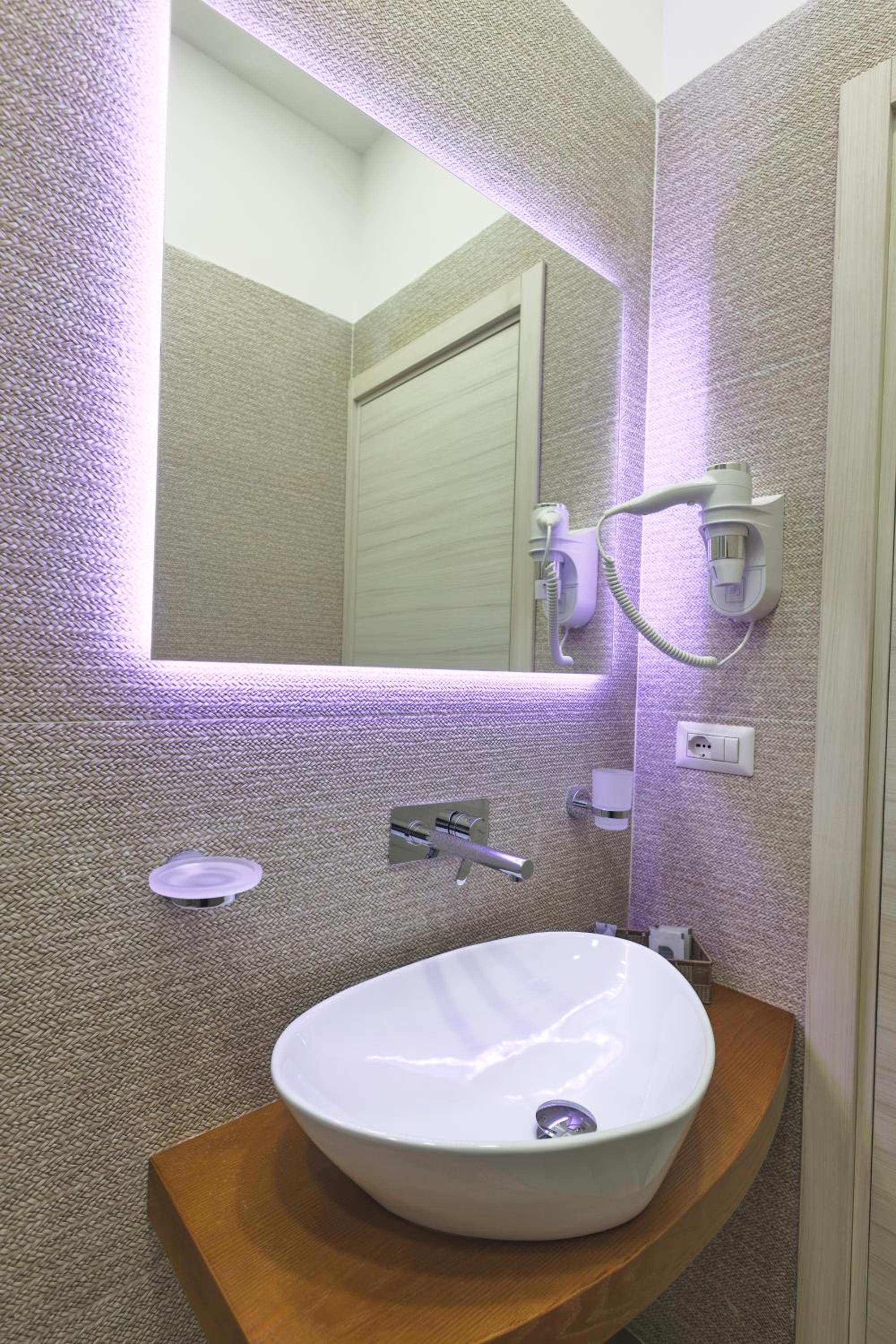 Deluxe Double Room with Balcony photo 2