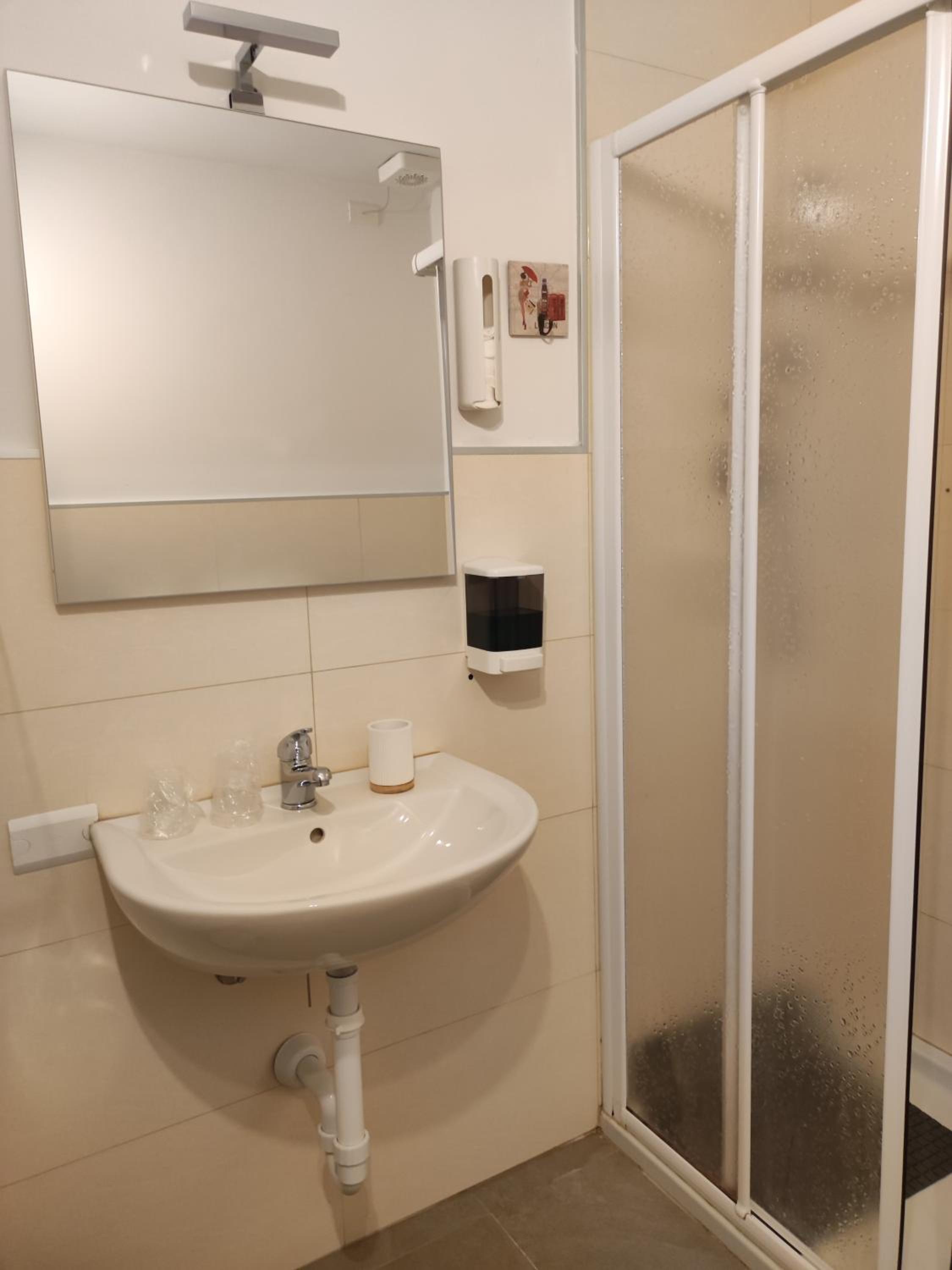 Double Room with Balcony - Photo 3