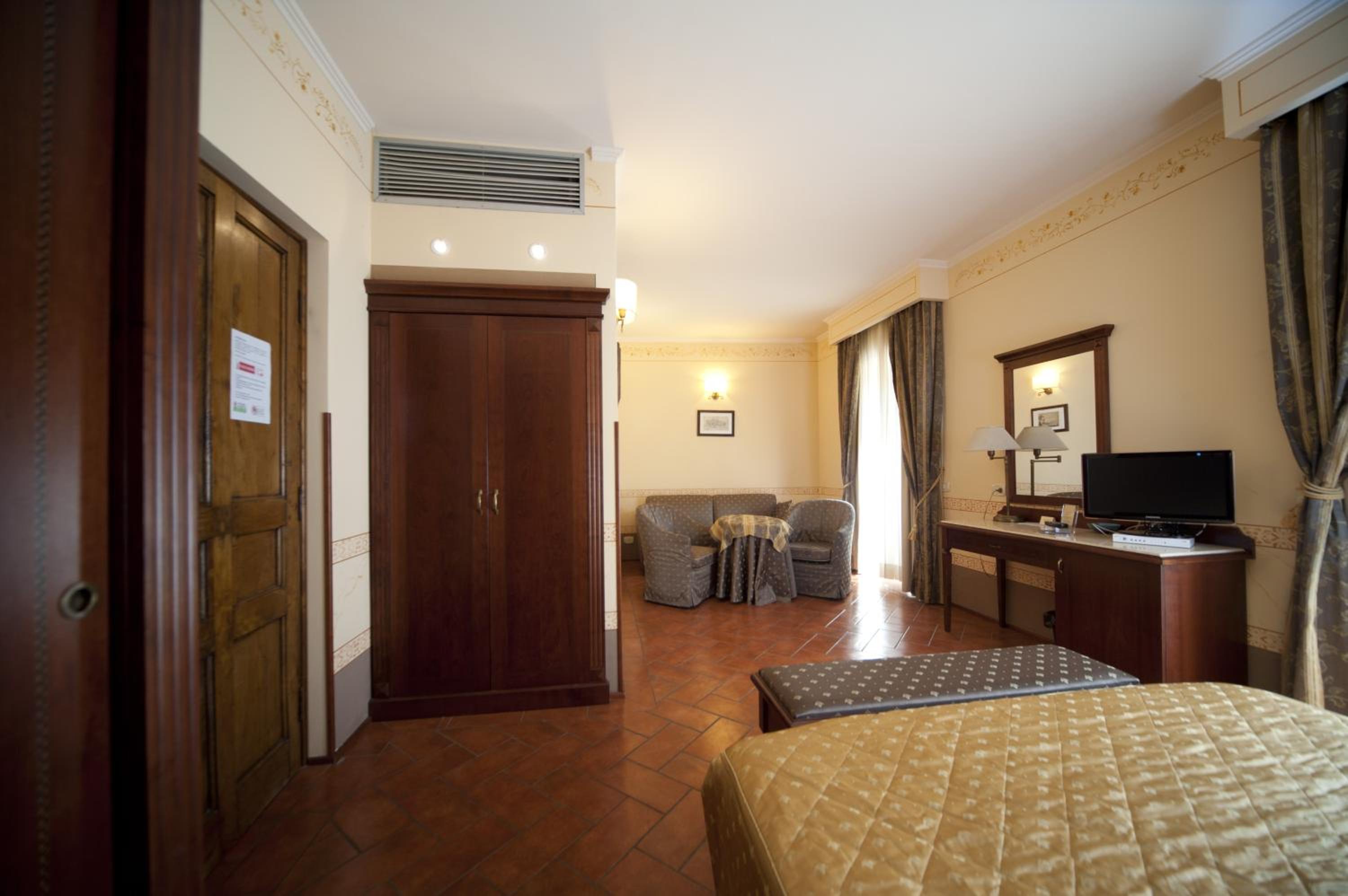 Suite - Photo 4
