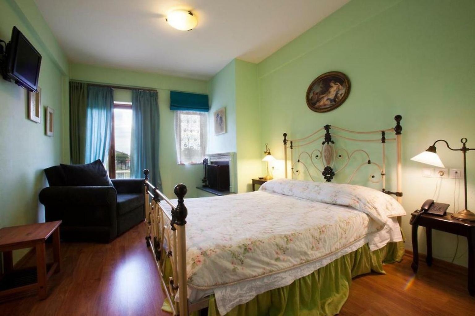 Deluxe Double Room with Balcony photo 2
