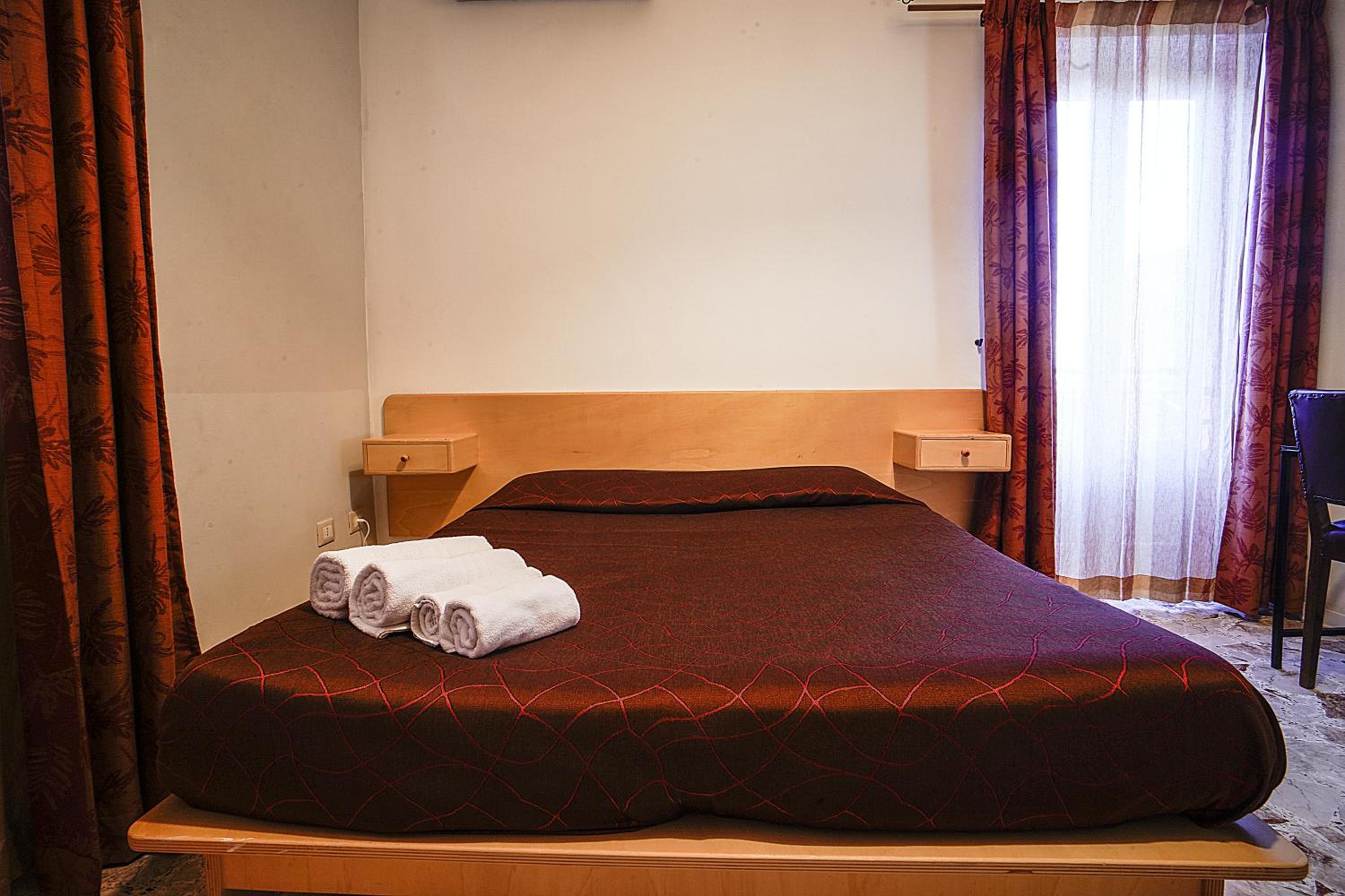 Double Room with Balcony and Sea View - Photo 6