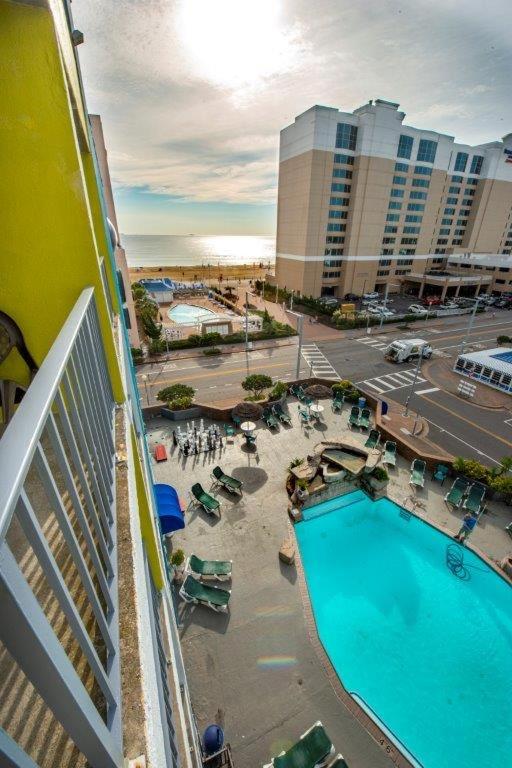 King Room with Balcony and Partial Ocean View - Non-Smoking photo 3