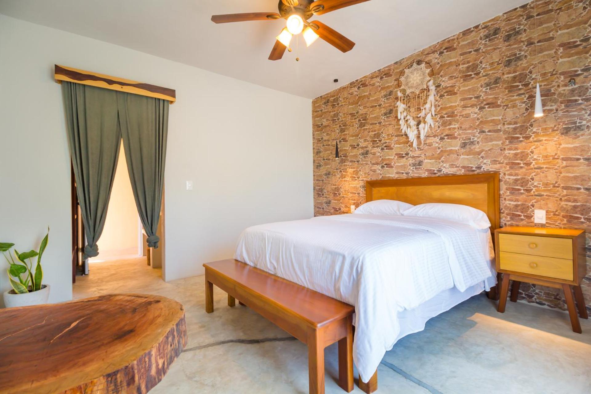 Queen Room with Balcony - Photo 21