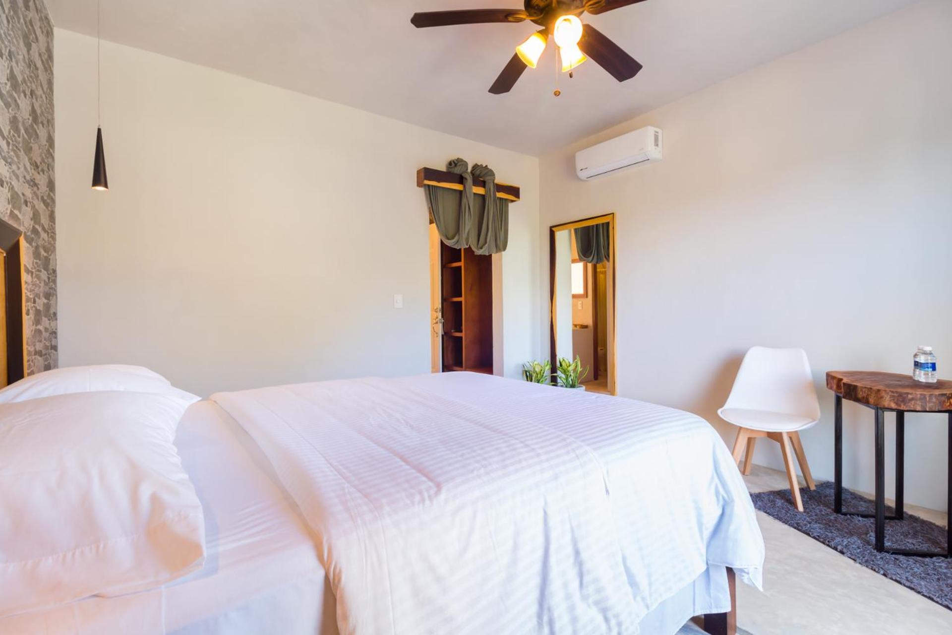 Queen Room with Balcony - Photo 20