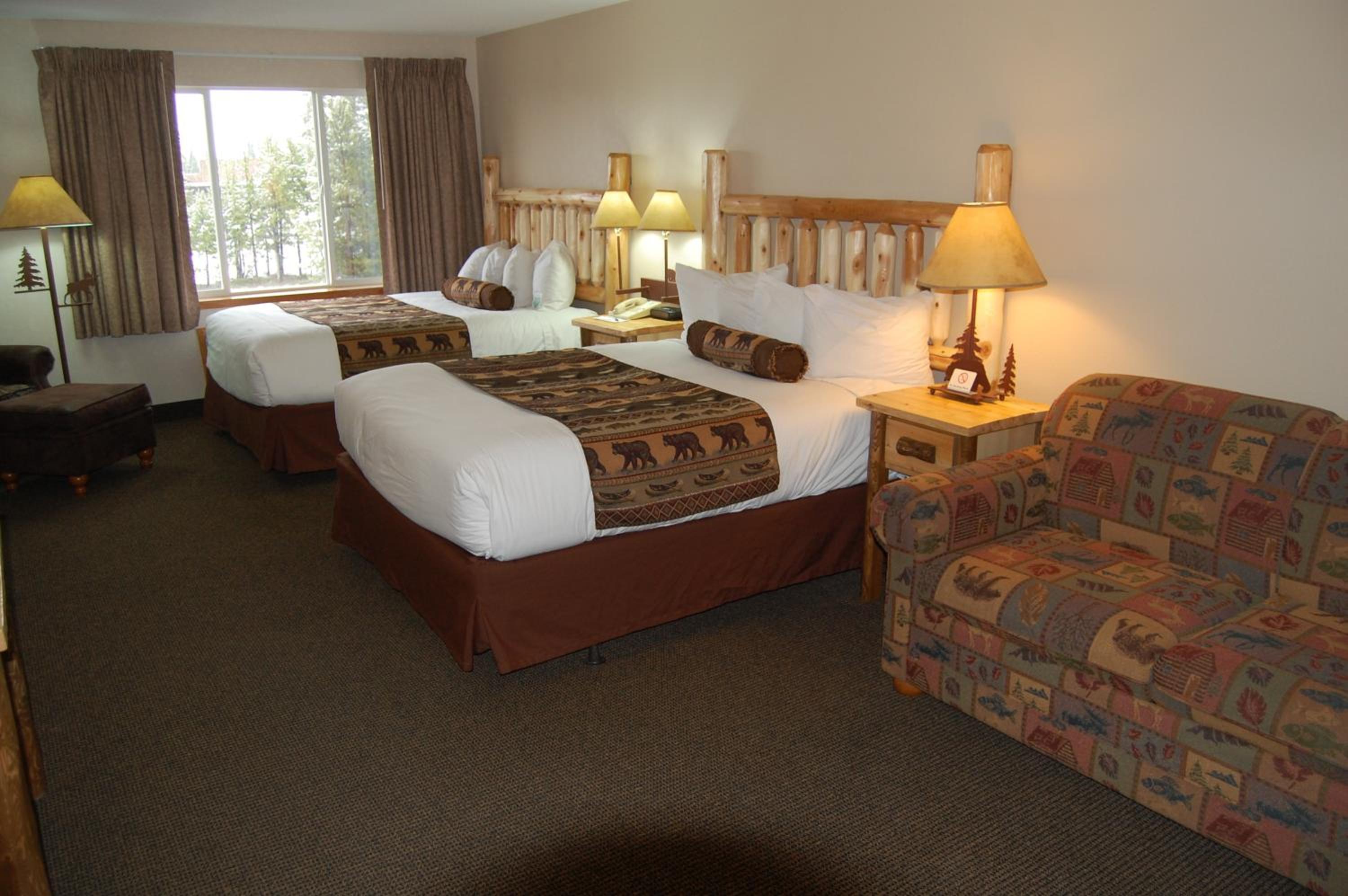 Queen Room with Two Queen Beds and Sofa Bed photo 2