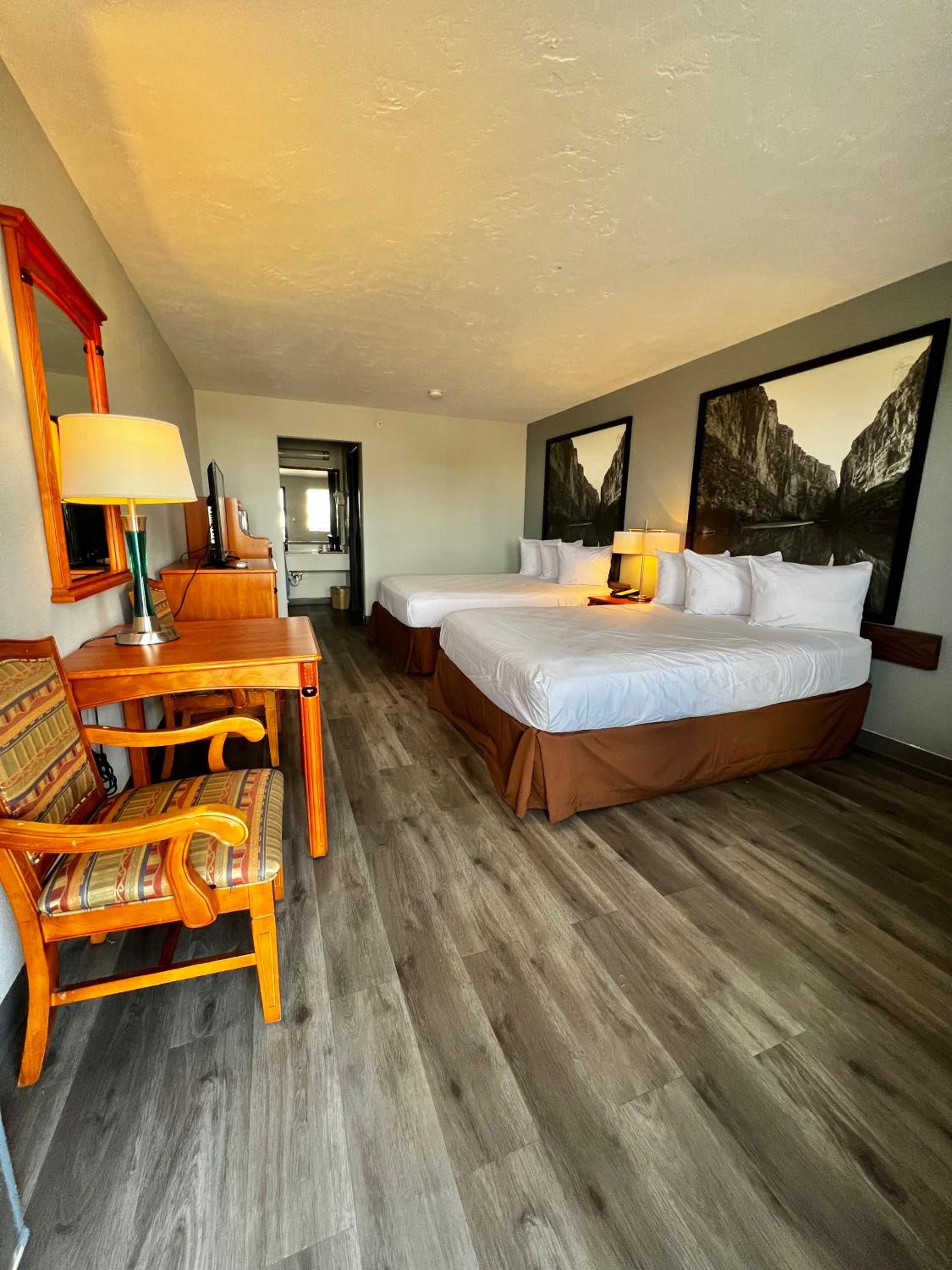 Queen Room with Two Queen Beds - Non-Smoking - Photo 3