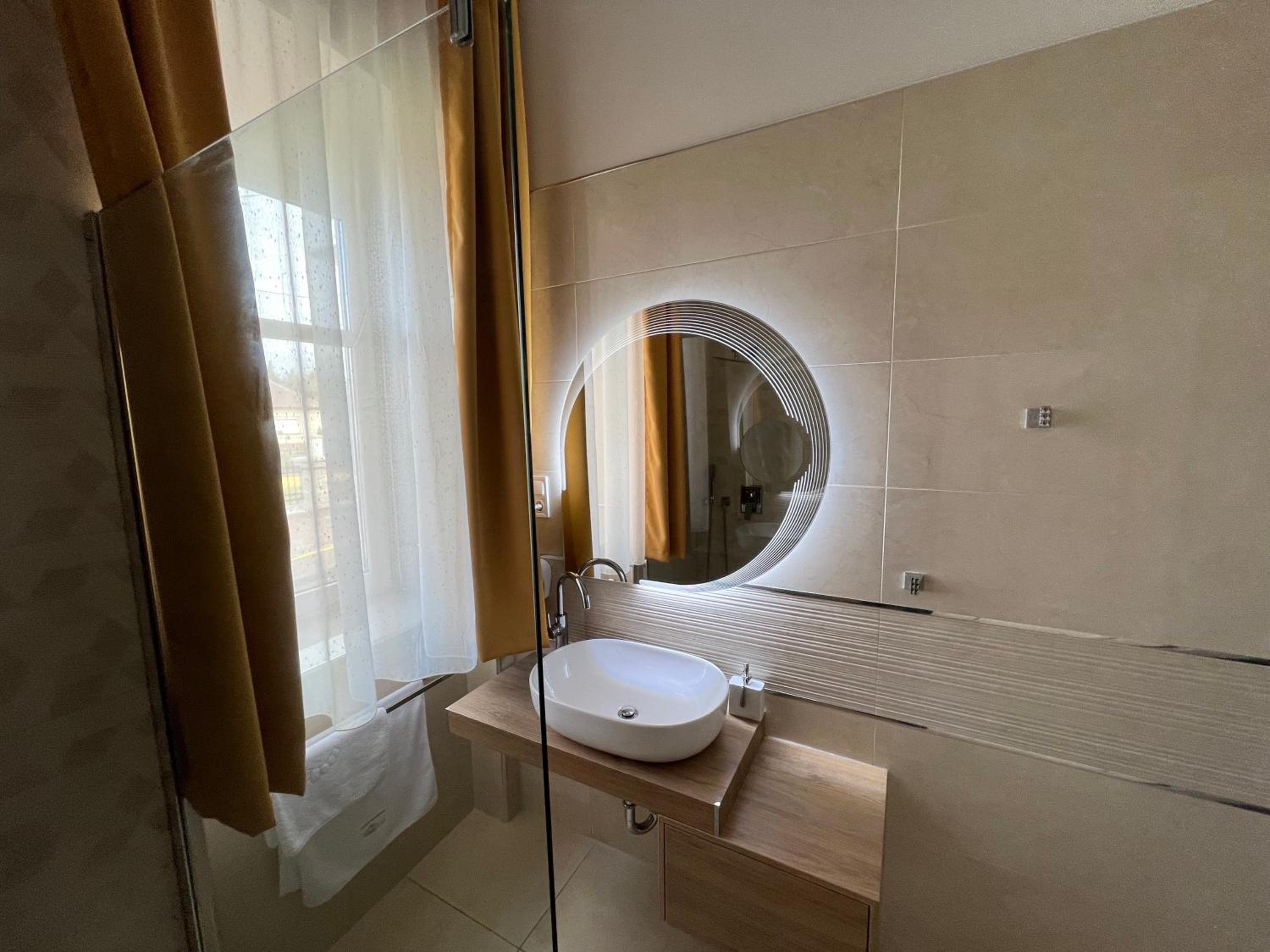 Double Room - Photo 5
