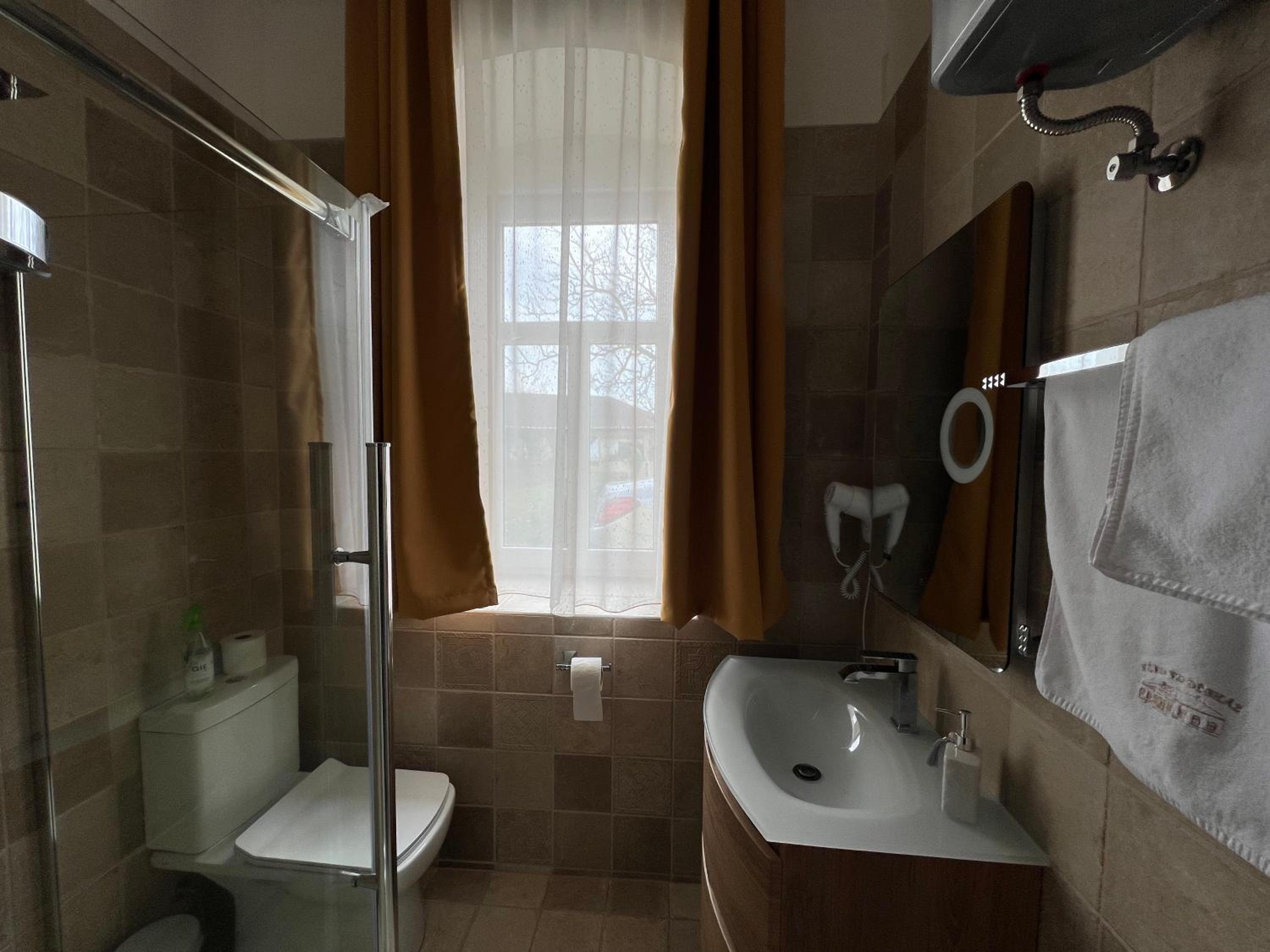 Standard Queen Room - Photo 5